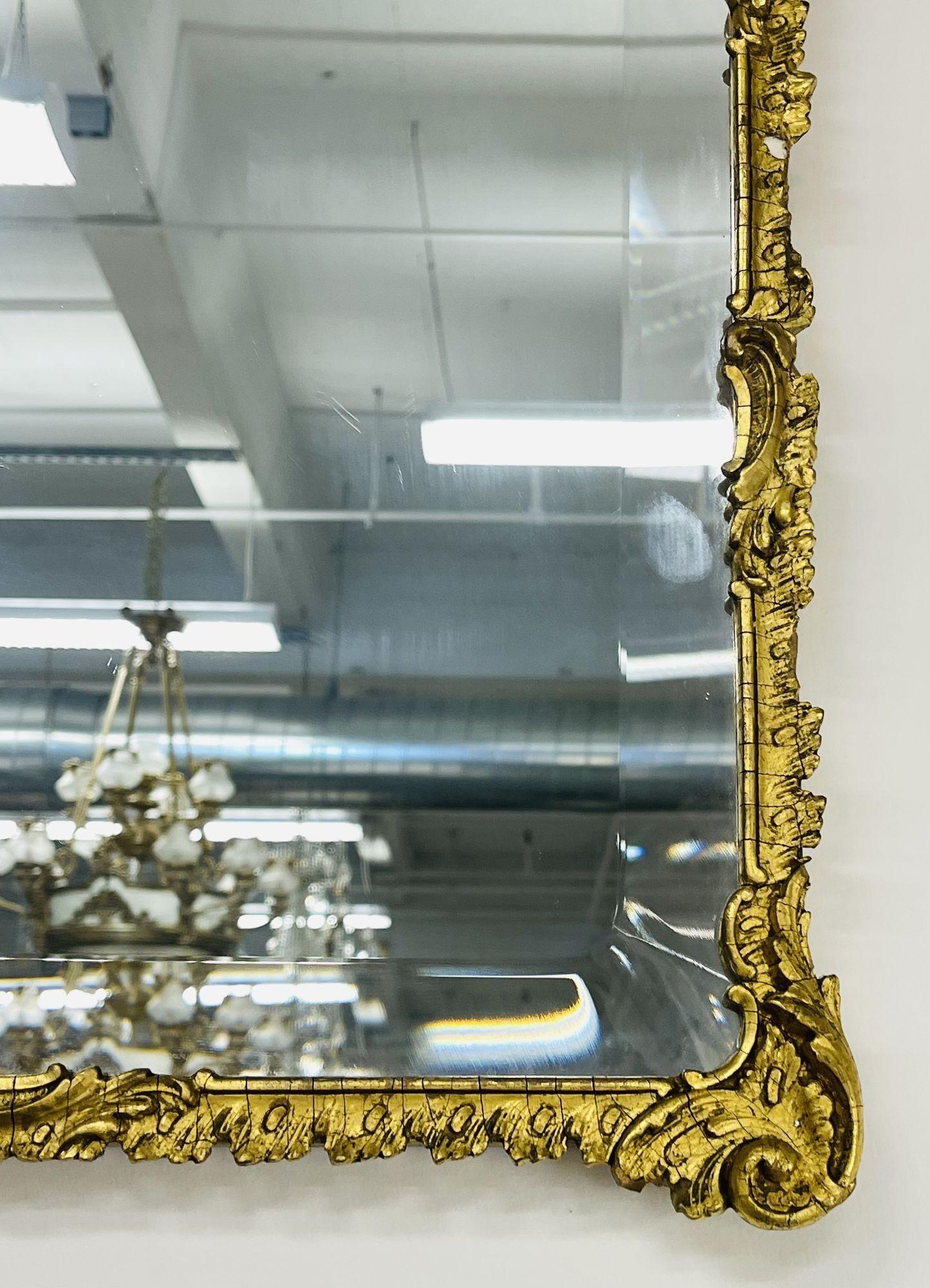 Vergoldete Gesso-Wand- oder Konsolenspiegel, abgeschrägter Spiegel, ca. 1930er Jahre im Angebot 1