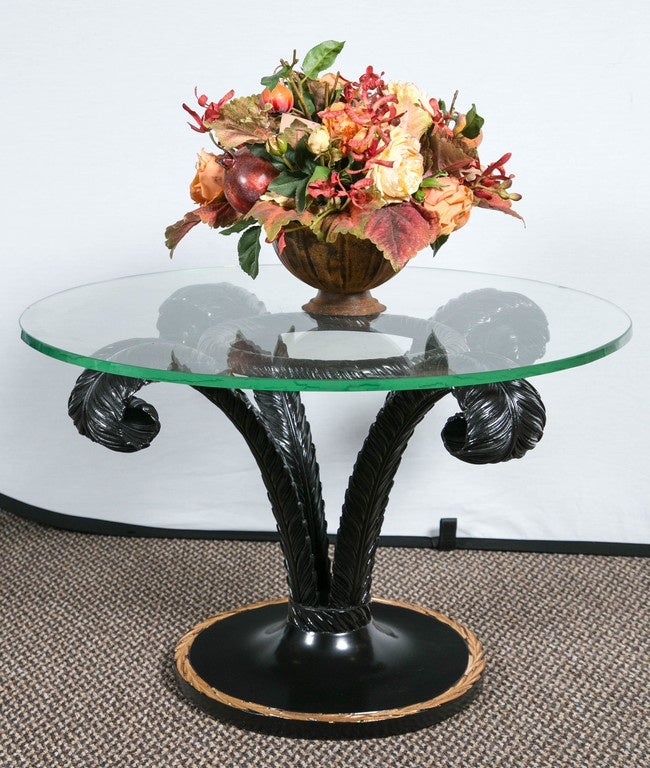 Verre Table basse à feuilles de palmier de style Hollywood Regency avec plateau en verre anodisé et bordure dorée en vente