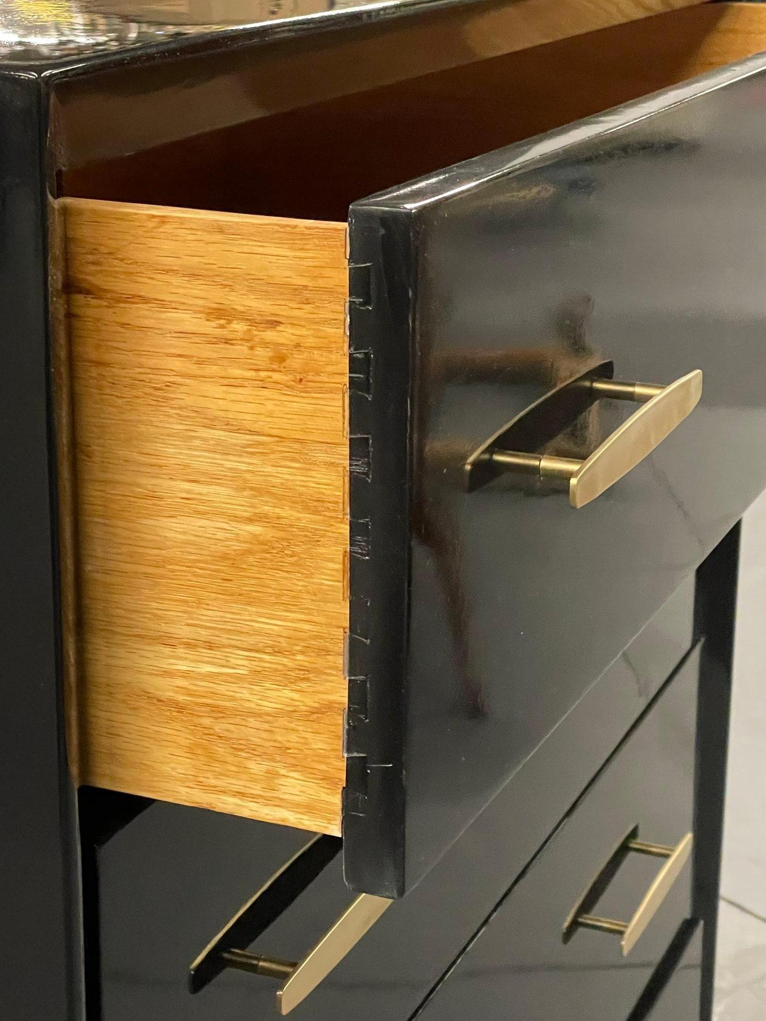 Coppia di cassettoni moderni di metà secolo laccati in ebano, comò, ottone, americani in vendita 1