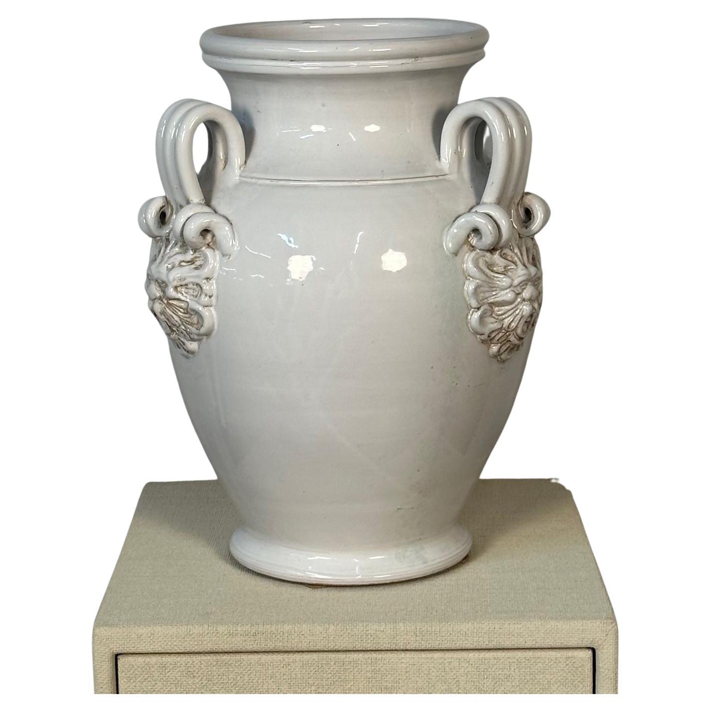 Großer weißer Keramikkrug / Vase / Töpferei mit drei Griffen im Angebot