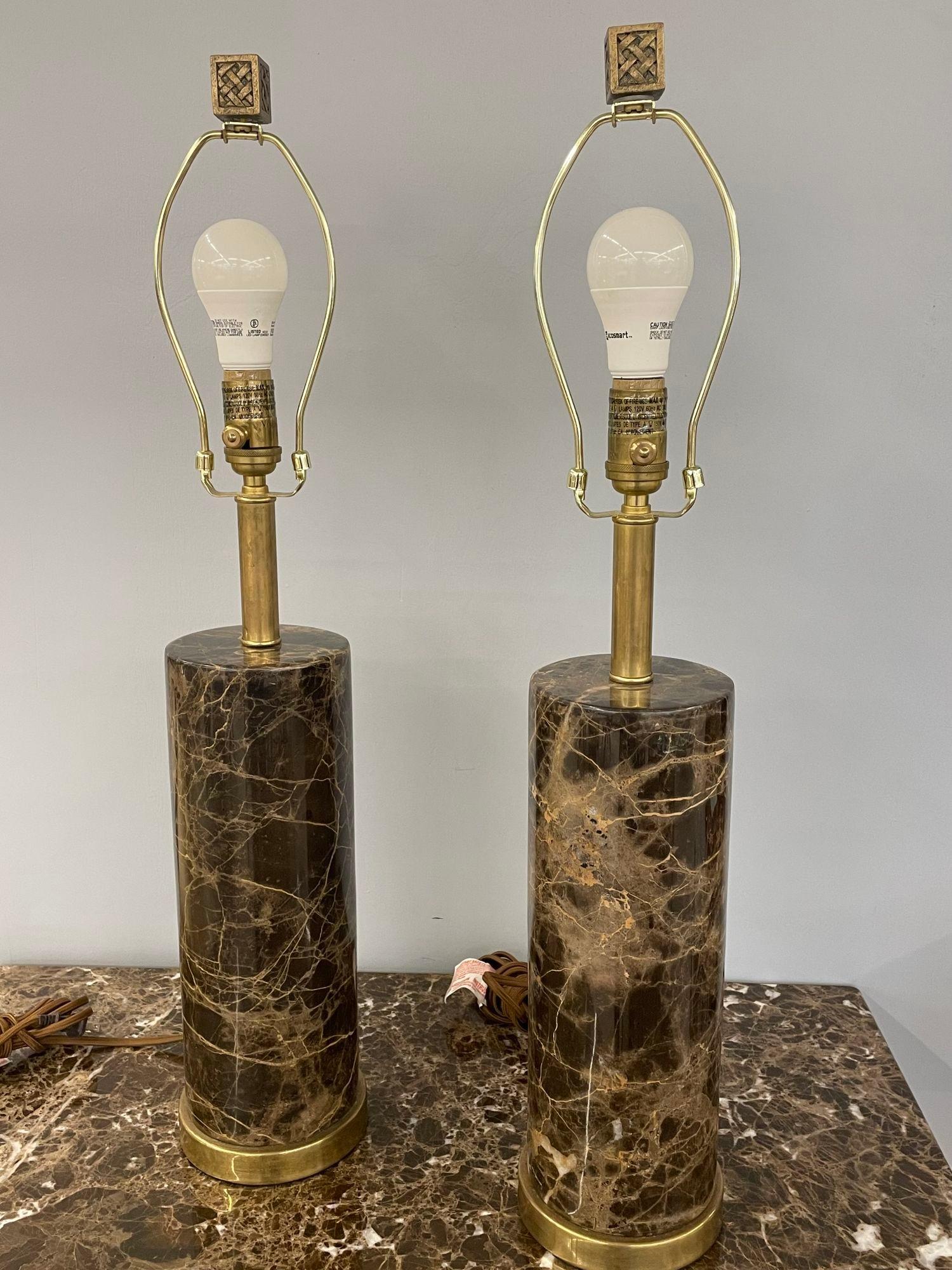 20ième siècle Paire de lampes de table cylindriques en marbre massif, base en laiton, ampoule unique, sans abat-jour en vente