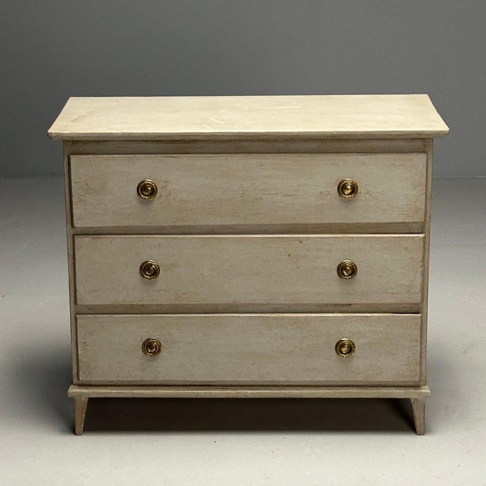 Suédois Commode gustavienne suédoise, peinture grise vieillie, laiton, Suède, années 1940 en vente