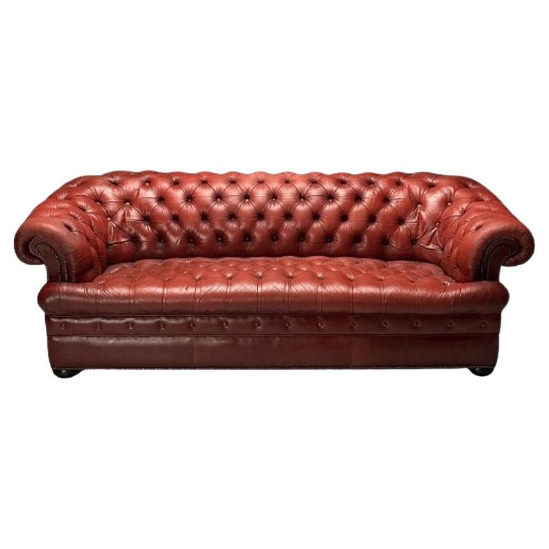 Georgianisches Chesterfield-Sofa, getuftetes, rotes Leder im Used-Look, Bun-Füße, 2000er Jahre