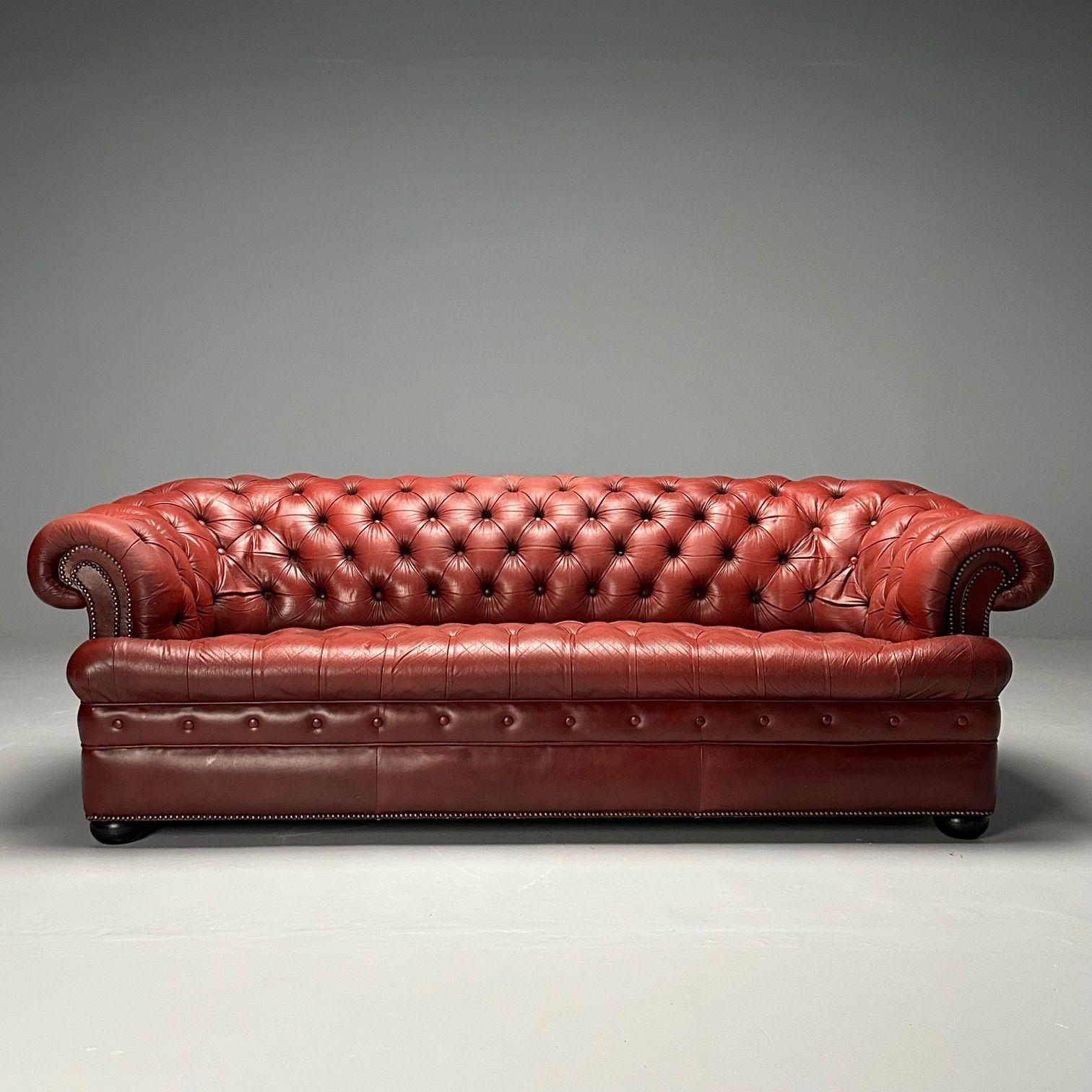 Georgiano, Sofá Chesterfield, Acolchado, Cuero rojo envejecido, Patas de conejo, 2000s finales del siglo XX en venta