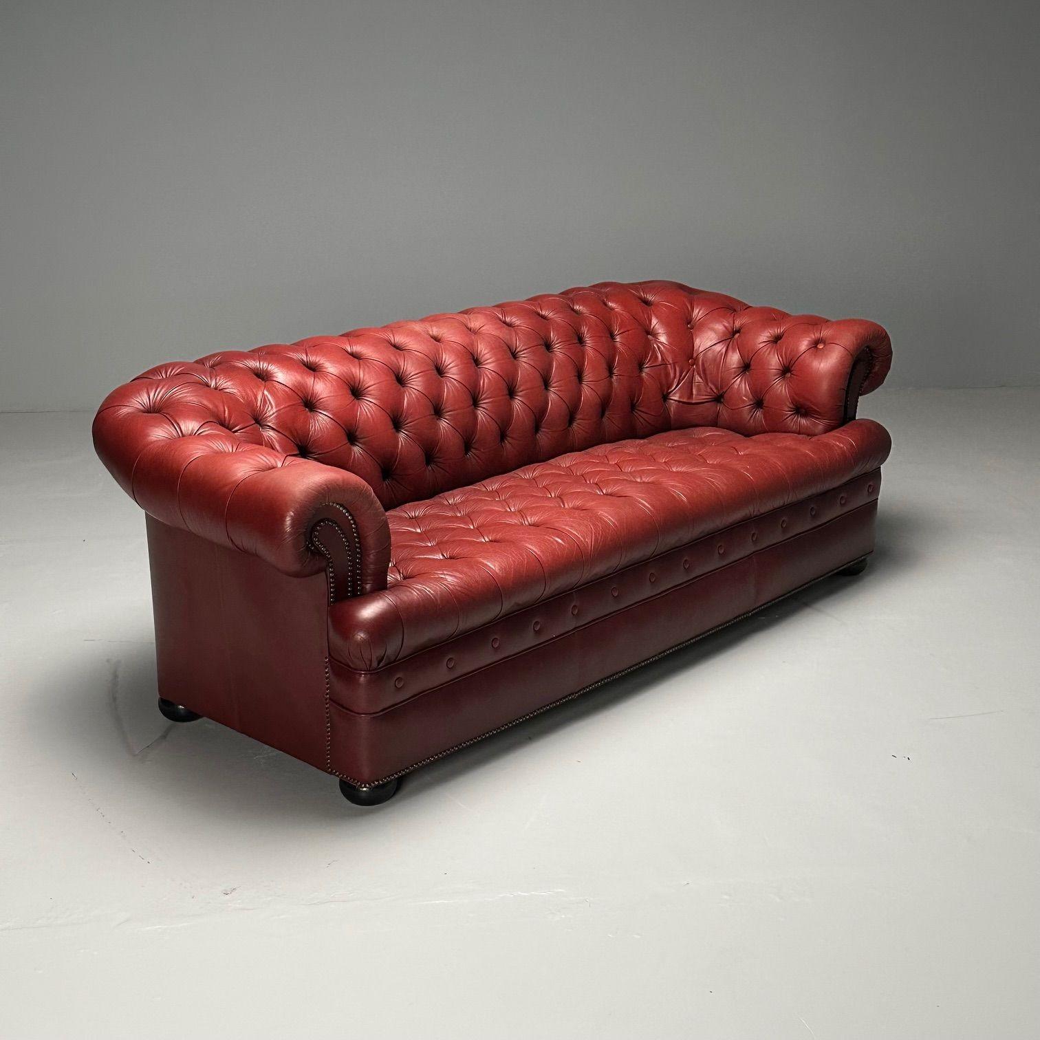 Georgiano, Sofá Chesterfield, Acolchado, Cuero rojo envejecido, Patas de conejo, 2000s en venta 1