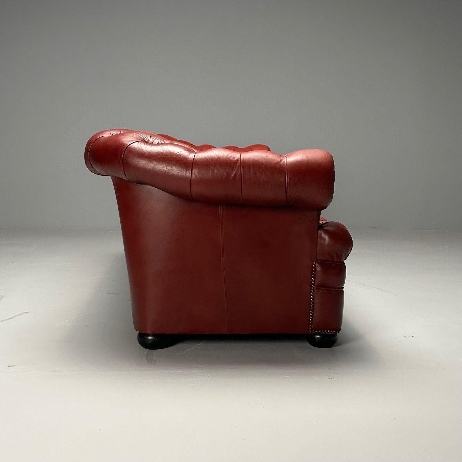 Georgiano, Sofá Chesterfield, Acolchado, Cuero rojo envejecido, Patas de conejo, 2000s en venta 2