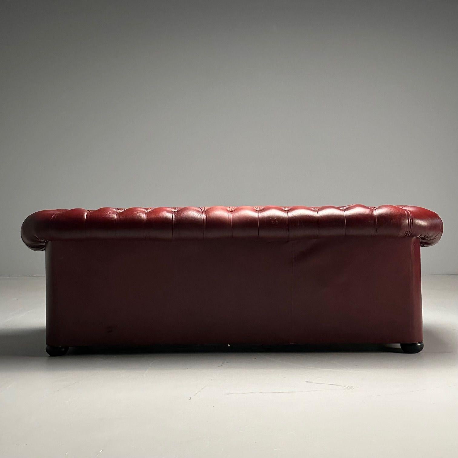 Georgiano, Sofá Chesterfield, Acolchado, Cuero rojo envejecido, Patas de conejo, 2000s en venta 7