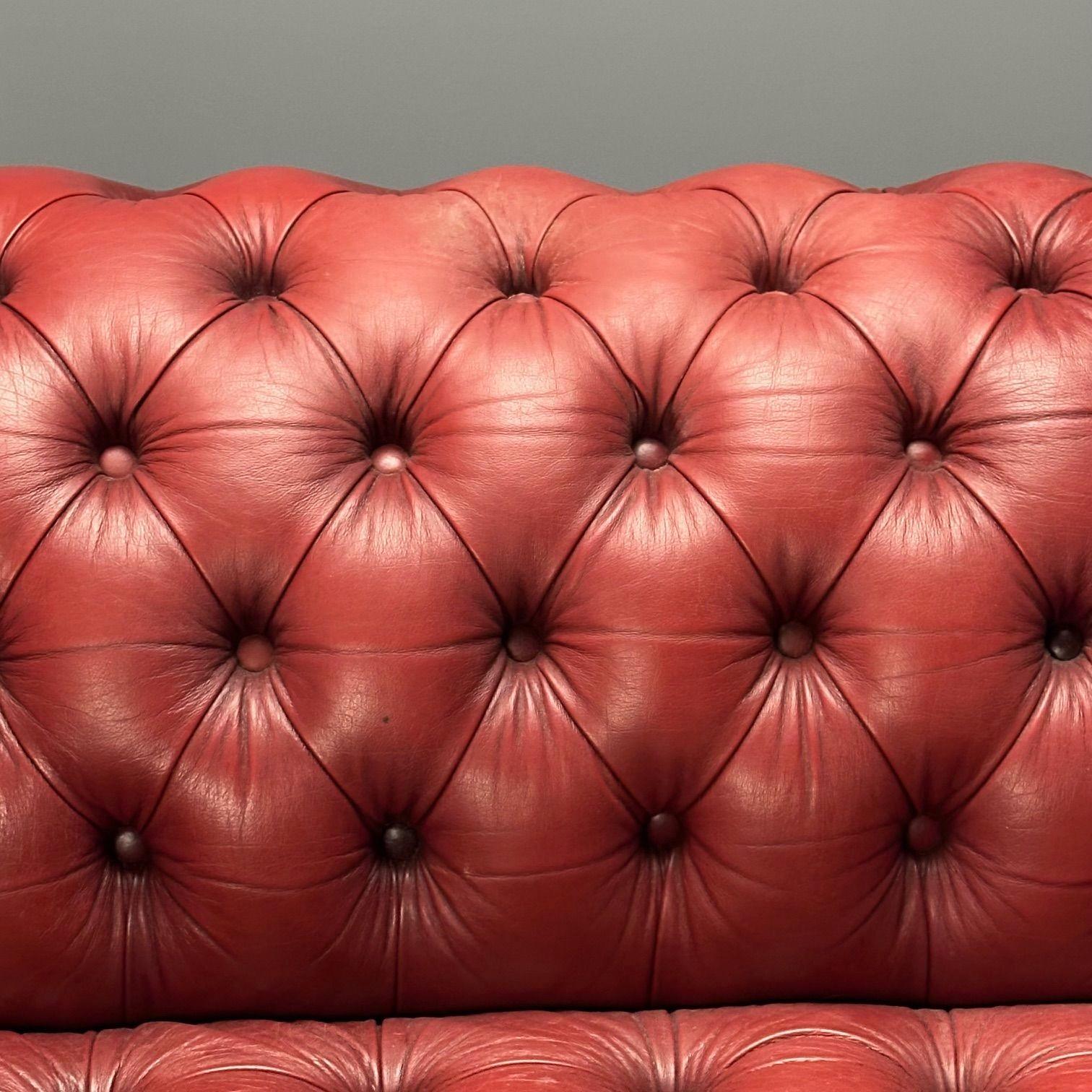 Georgiano, Sofá Chesterfield, Acolchado, Cuero rojo envejecido, Patas de conejo, 2000s en venta 3