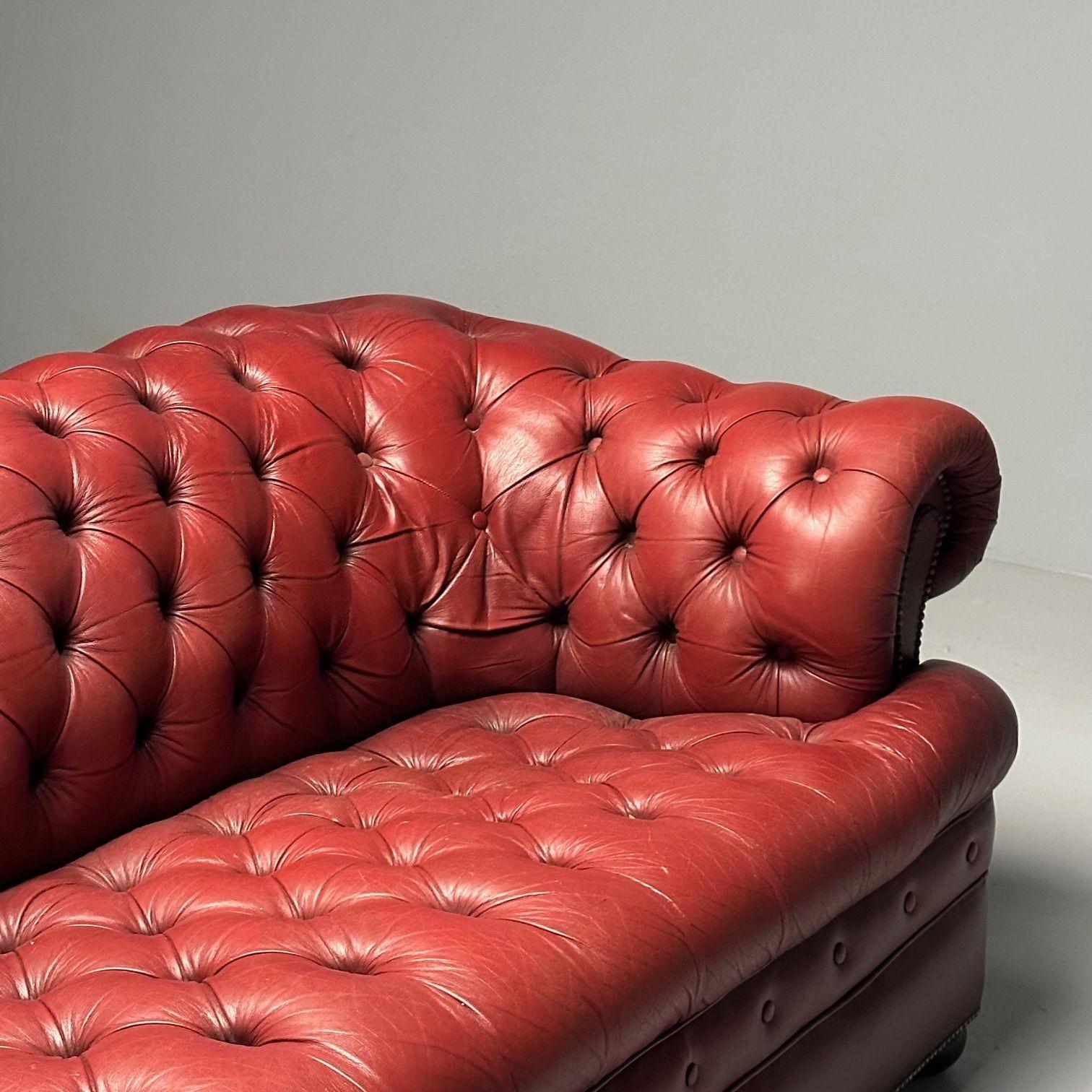 Georgiano, Sofá Chesterfield, Acolchado, Cuero rojo envejecido, Patas de conejo, 2000s en venta 4