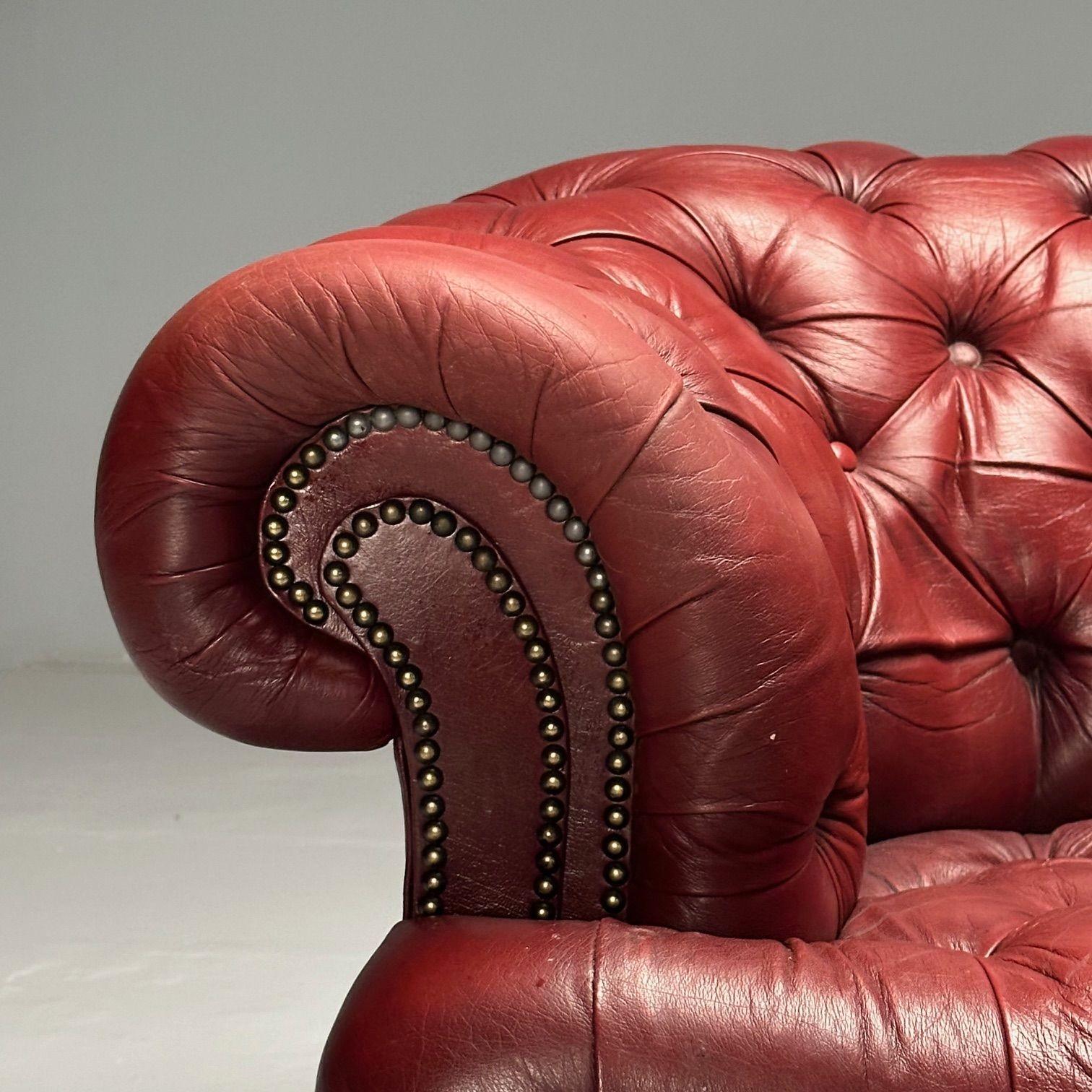 Georgiano, Sofá Chesterfield, Acolchado, Cuero rojo envejecido, Patas de conejo, 2000s en venta 5