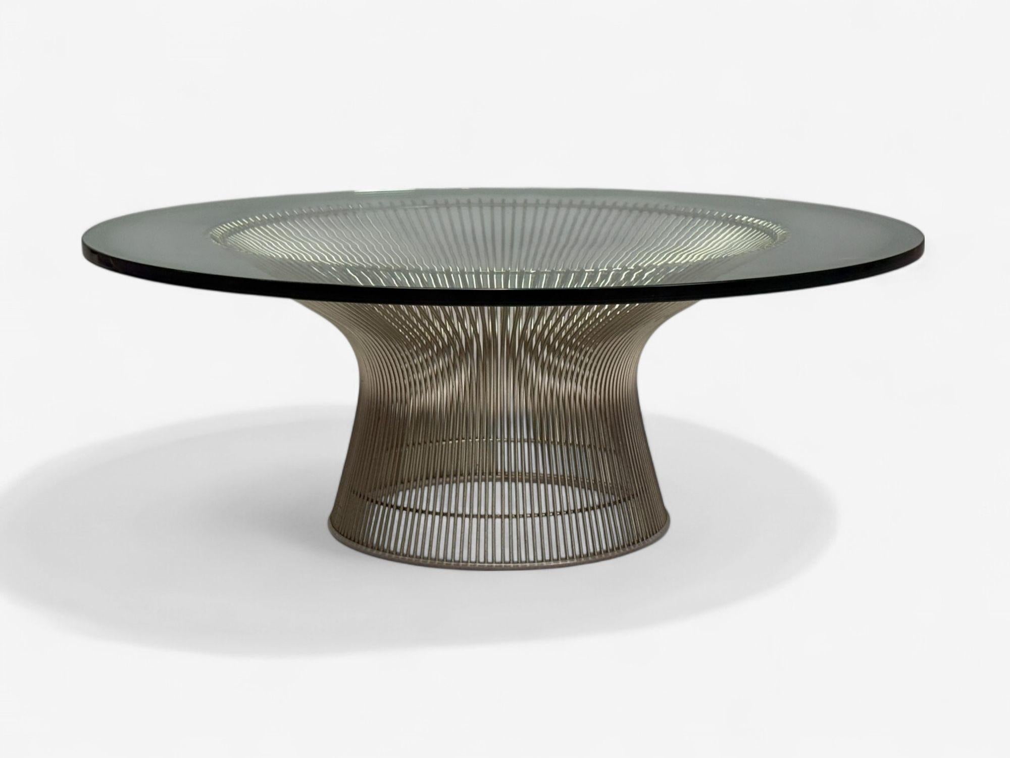 Warren Platner, Tavolino da caffè in acciaio e vetro, Stati Uniti, 21° C.

Una versione successiva del famoso tavolino da caffè o cocktail in filo metallico cromato di Warren Planter. Venduto senza piano in vetro - nella foto con un piano in vetro