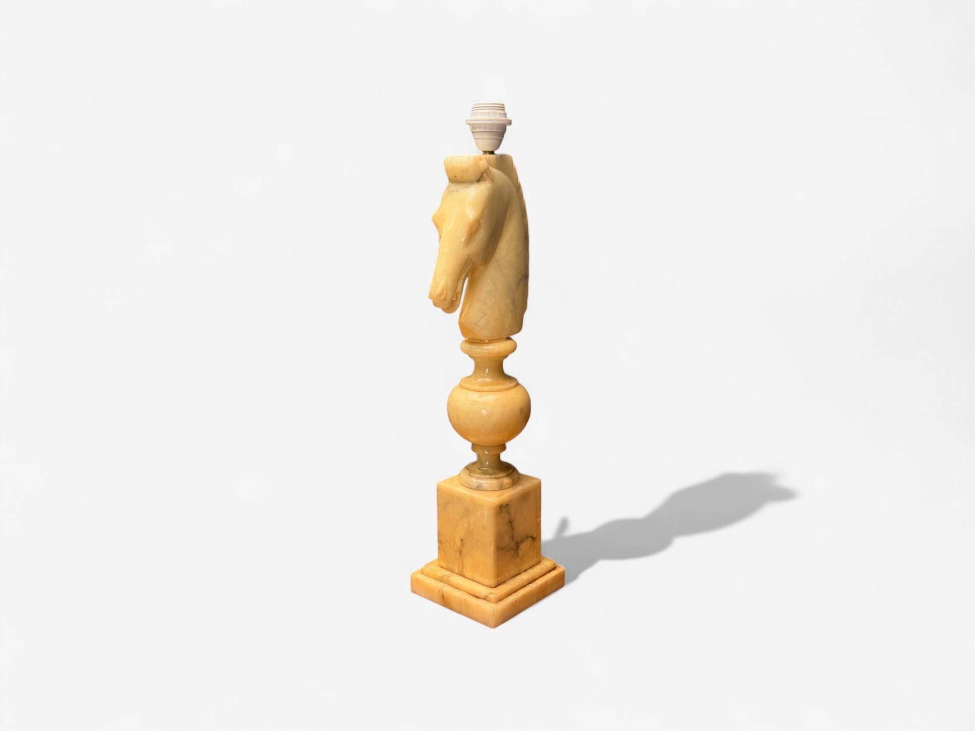 Lampes de table modernes italiennes, en albâtre sculpté à la main, avec motif de cheval, Italie, années 1950

Paire de lampes de table en albâtre sculpté à la main, conçues et produites en Italie vers les années 1950. Chaque exemplaire présente une