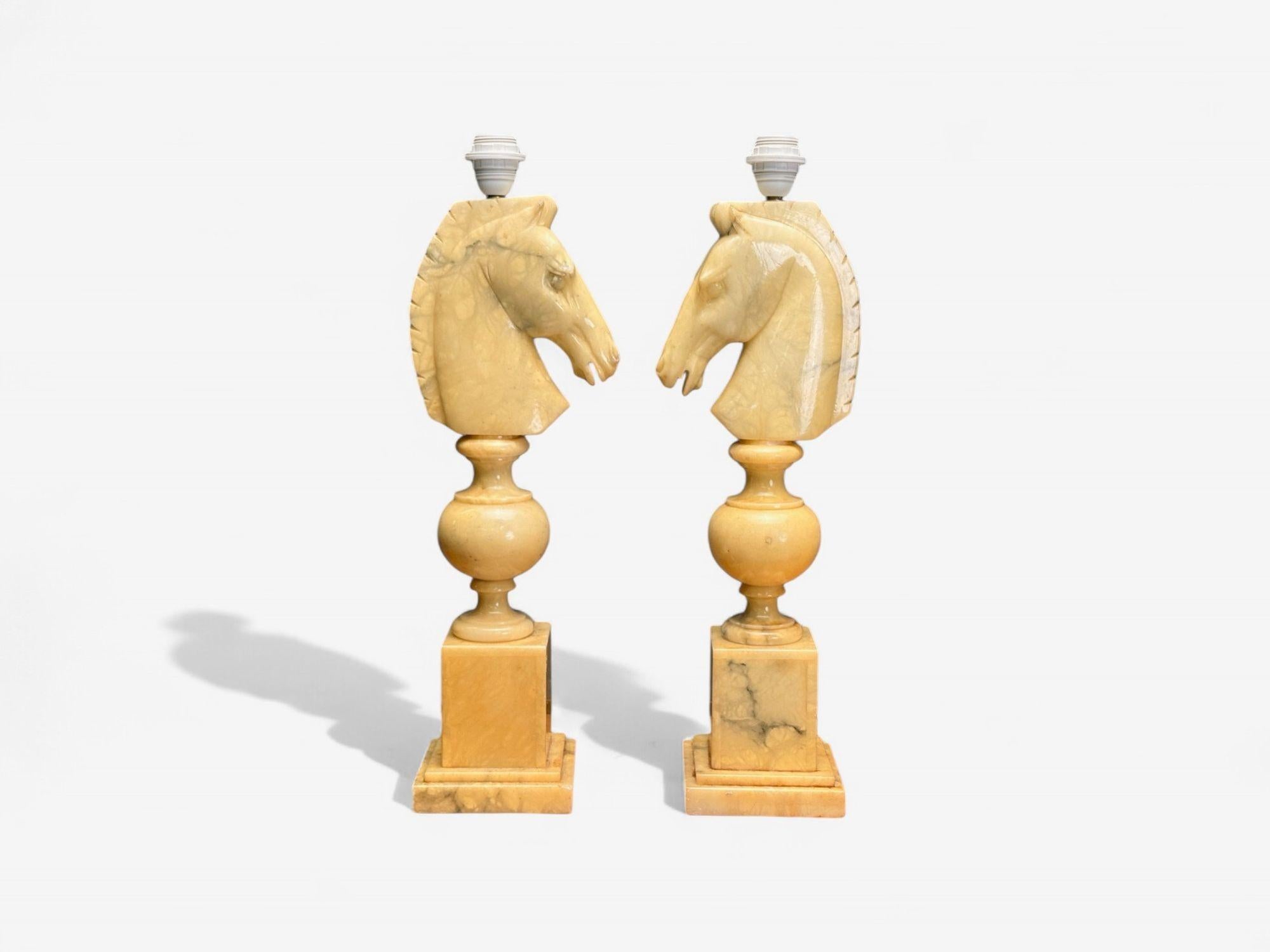 Mid-Century Modern Lampes de table modernes italiennes, en albâtre sculpté à la main, avec motif de cheval, Italie, années 1950 en vente