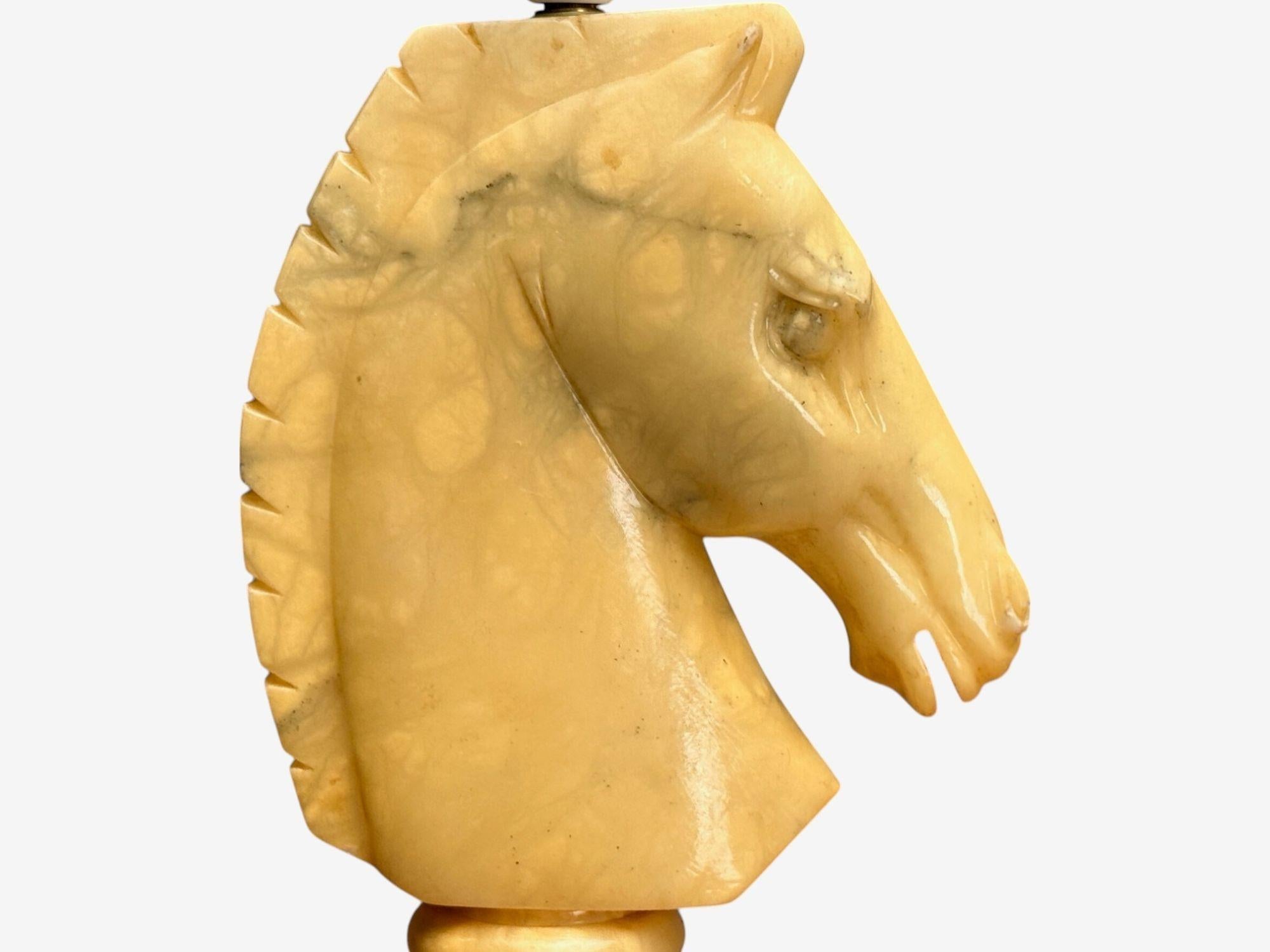 Lampes de table modernes italiennes, en albâtre sculpté à la main, avec motif de cheval, Italie, années 1950 en vente 1