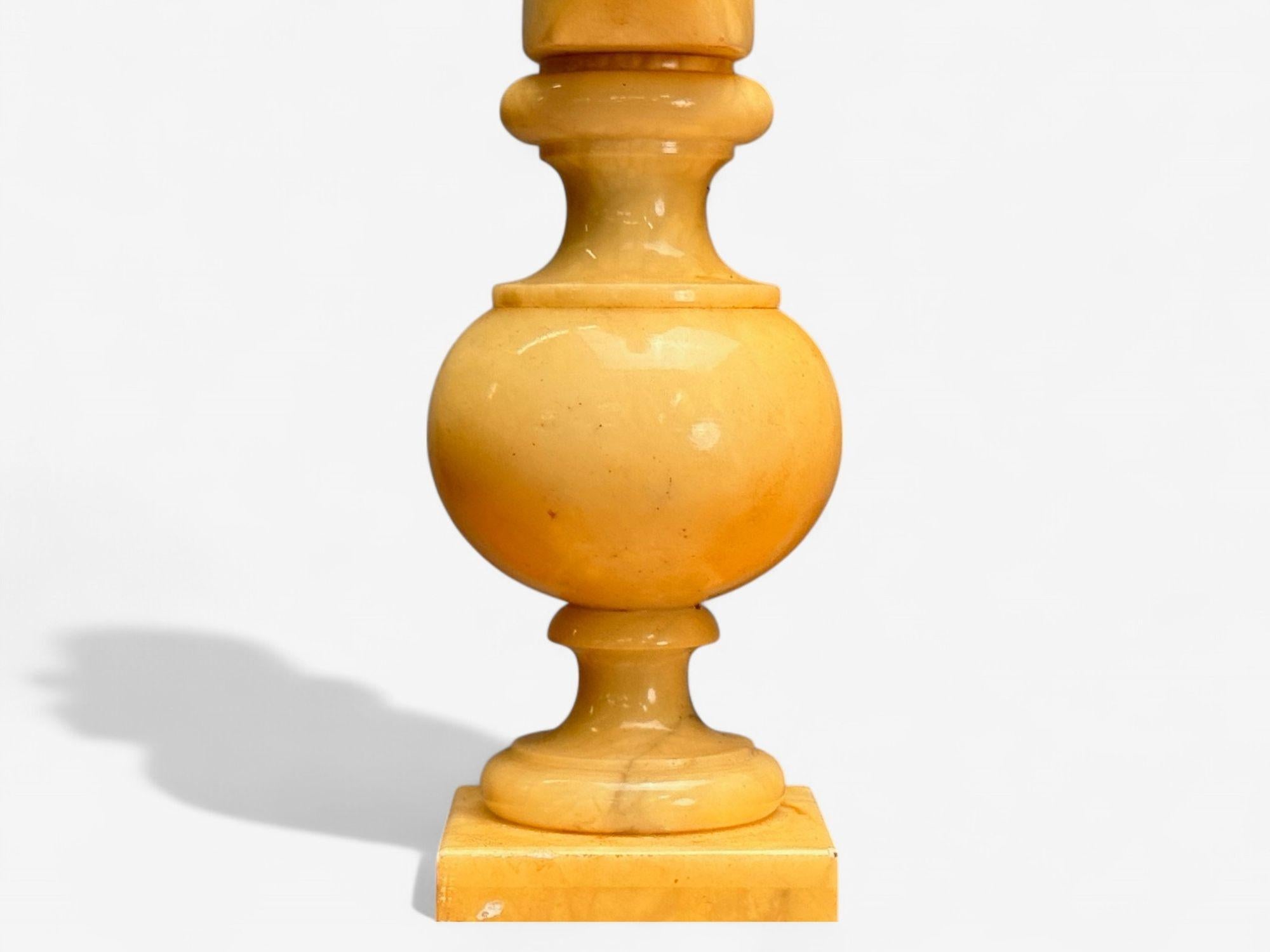 Albâtre Lampes de table modernes italiennes, en albâtre sculpté à la main, avec motif de cheval, Italie, années 1950 en vente