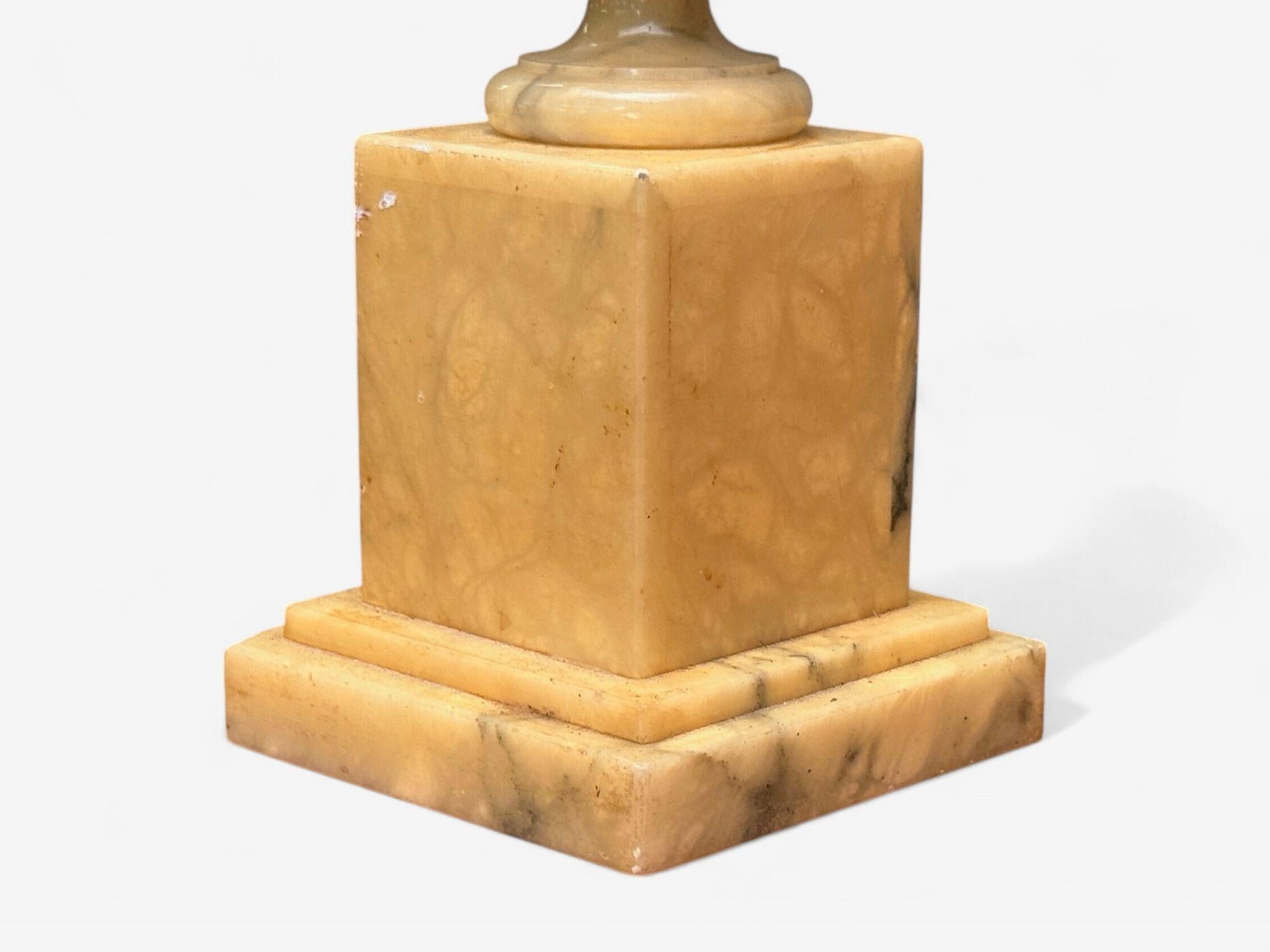Milieu du XXe siècle Lampes de table modernes italiennes, en albâtre sculpté à la main, avec motif de cheval, Italie, années 1950 en vente