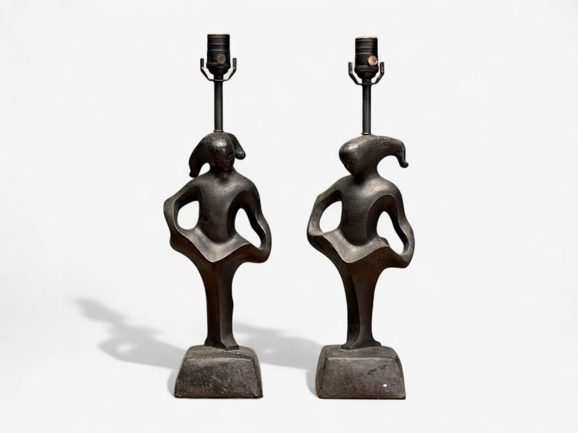 Rima, Moderna, Moderna de mediados de siglo, Bronce, Lámparas de mesa escultóricas, EE.UU., Años 60

Pareja de lámparas de sobremesa de bronce de estilo Avant Garde, diseñadas y fabricadas por Rima en Estados Unidos, c. 1950. Cada ejemplar presenta