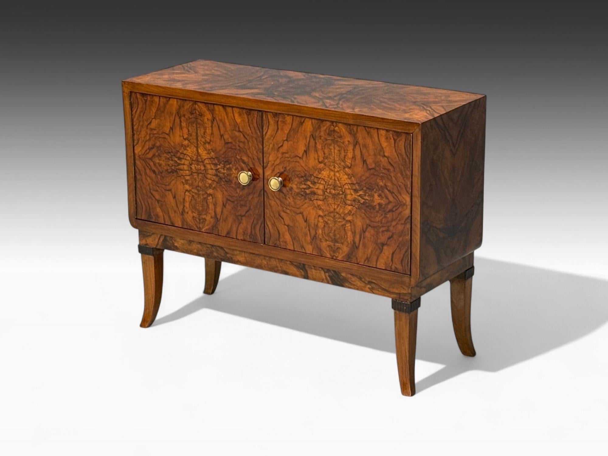 Emilio Lancia attr., Italian Modern, Walnut Root, Brass, Commode, Italy, 1930s In Good Condition For Sale In Manhasset, NY