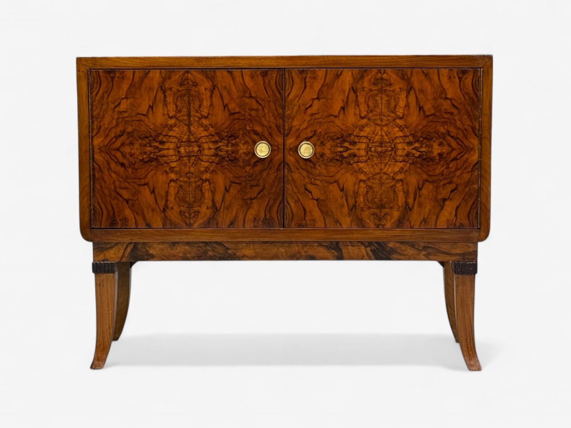 Mid-20th Century Emilio Lancia attr., Italian Modern, Walnut Root, Brass, Commode, Italy, 1930s For Sale