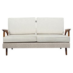 Diseño de Peter Hvidt y Orla Mølgaard-Nielsen, sofá, bouclé color crema, Dinamarca, década de 1960