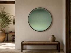 Miroir mural moderne, style « Space Age », verre convexe vert, bois peint, XXIe siècle.