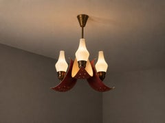 Bent Karlby, lámpara colgante, latón, metal lacado en rojo, cristal, Dinamarca, década de 1950