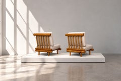 Charlotte Perriand, fauteuils « La Cachette » rares, chêne, tissu, France, années 1960