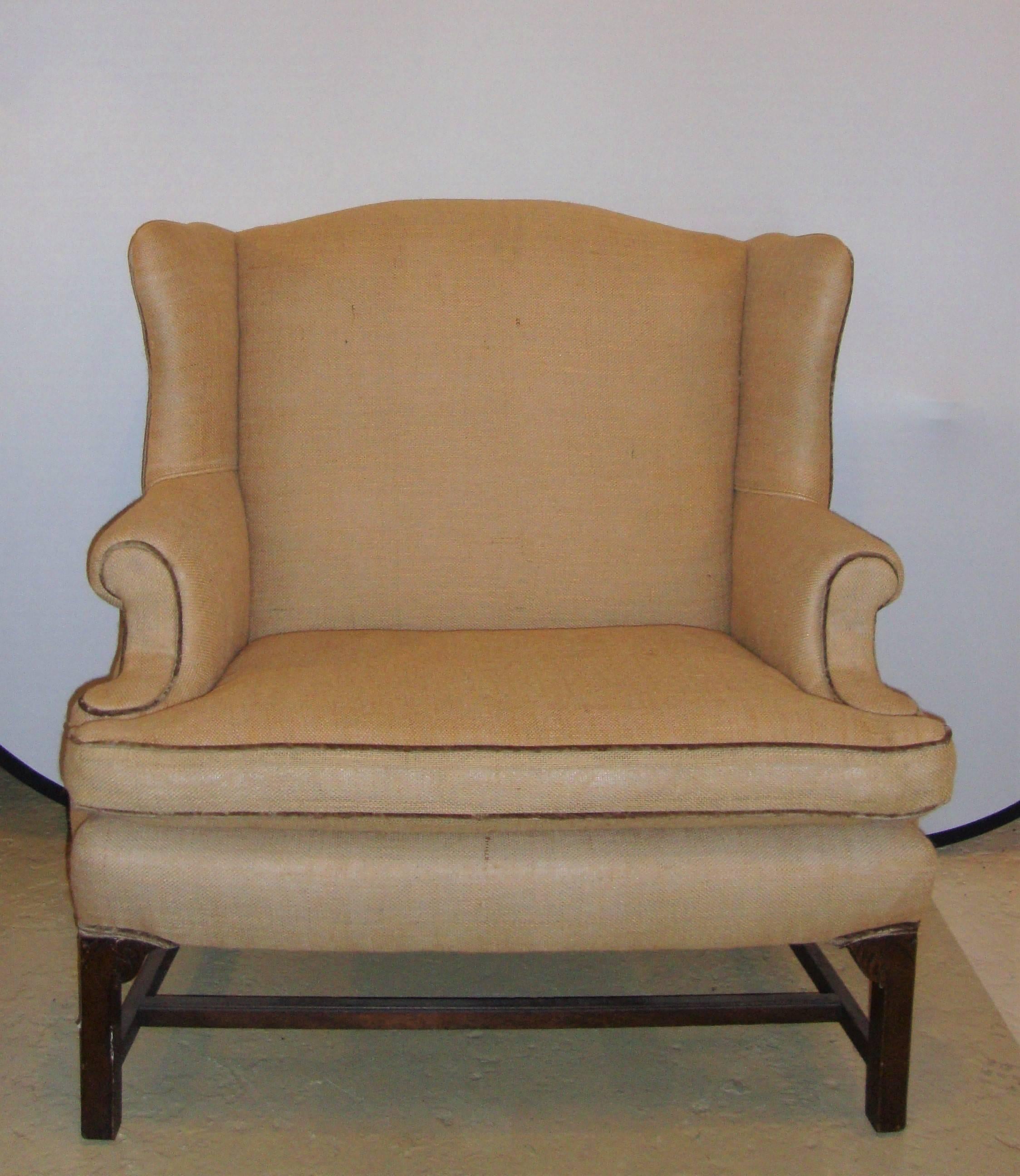 This gorgeous Mid-Century style settee, has a shaped back and is upholstered in a burlap fabric. This piece will be gorgeous in your entry hall, living room, bedroom or den.
