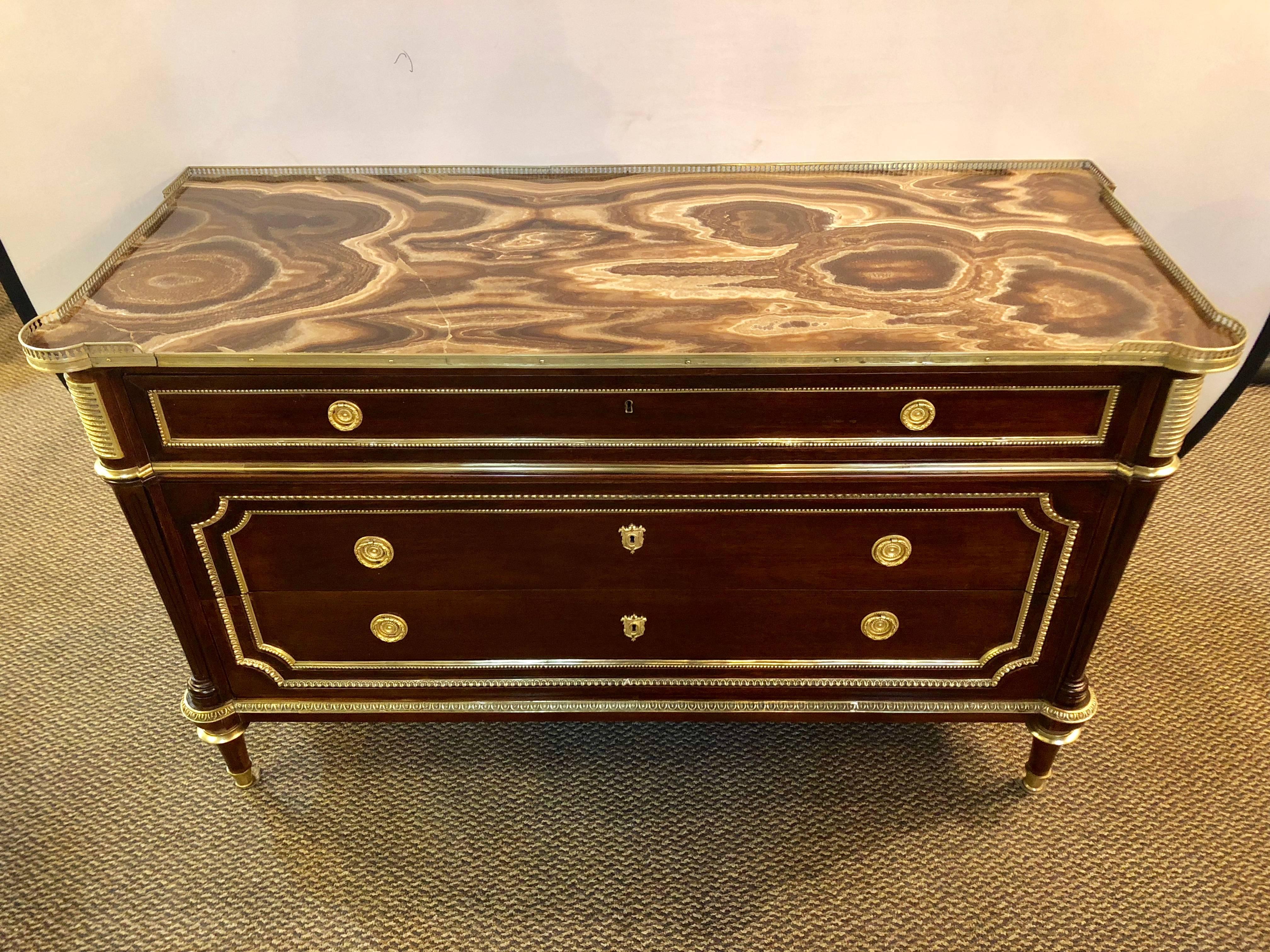 Important French mahogany commode in the style of Directoire, circa 1920s, beautiful marble top with 3/4 bronze gallery banding over a long frieze fitted with a single drawer, flanked by fluted bronze mounts, atop a conforming case fitted with two