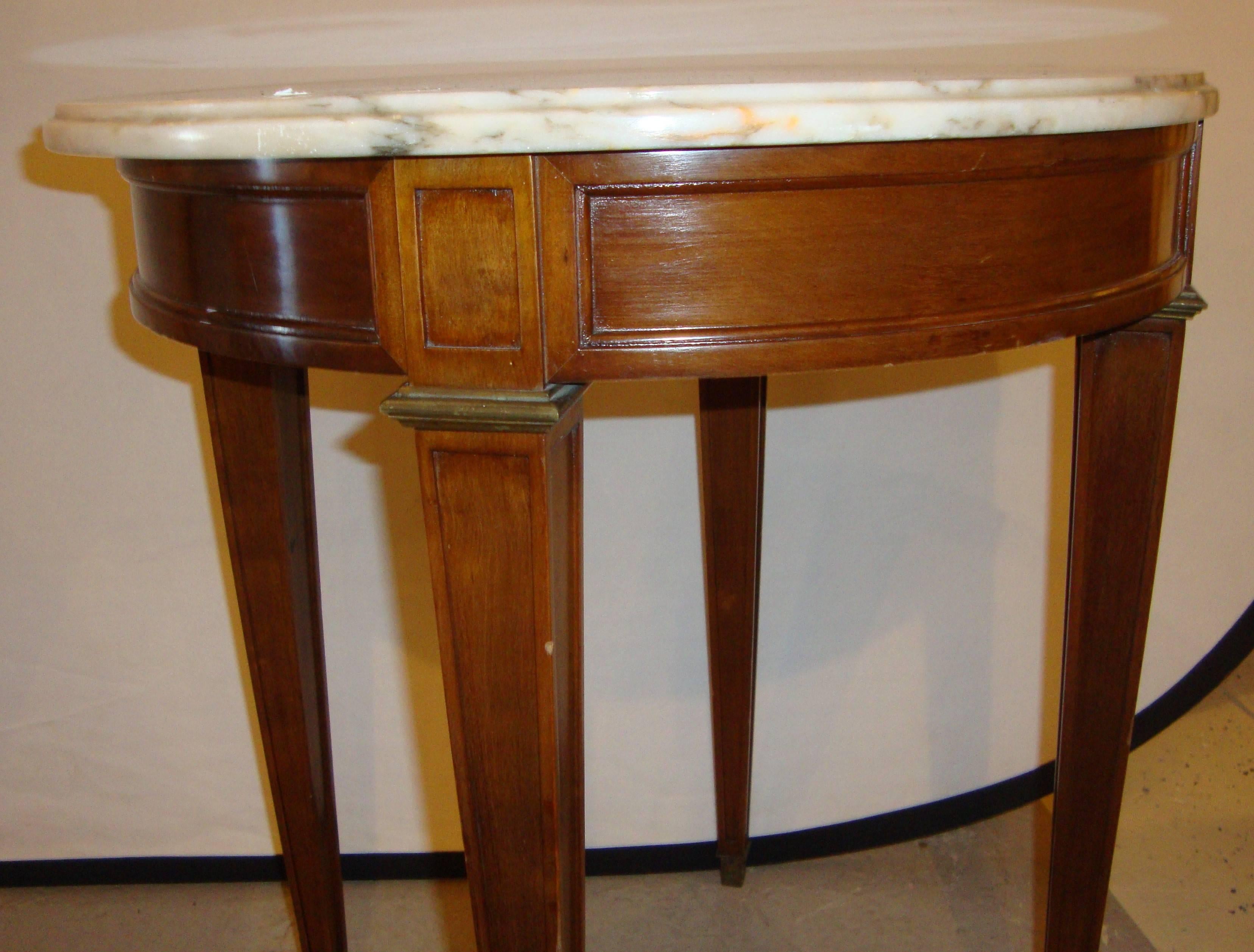 Small Marble-Top End Table or Pedestal  Louis XVI Style In Good Condition In Manhasset, NY
