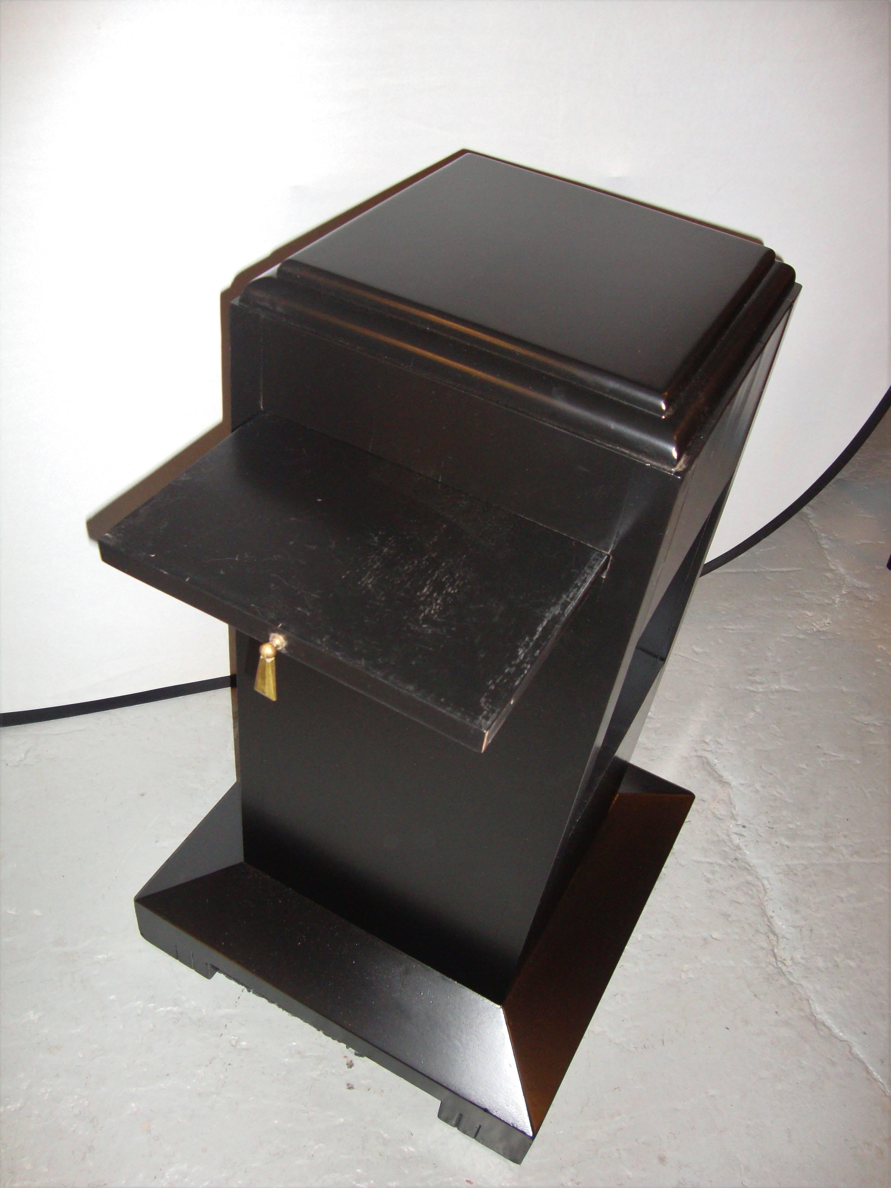 Art Deco Ebonized Pedestal In Good Condition For Sale In Stamford, CT