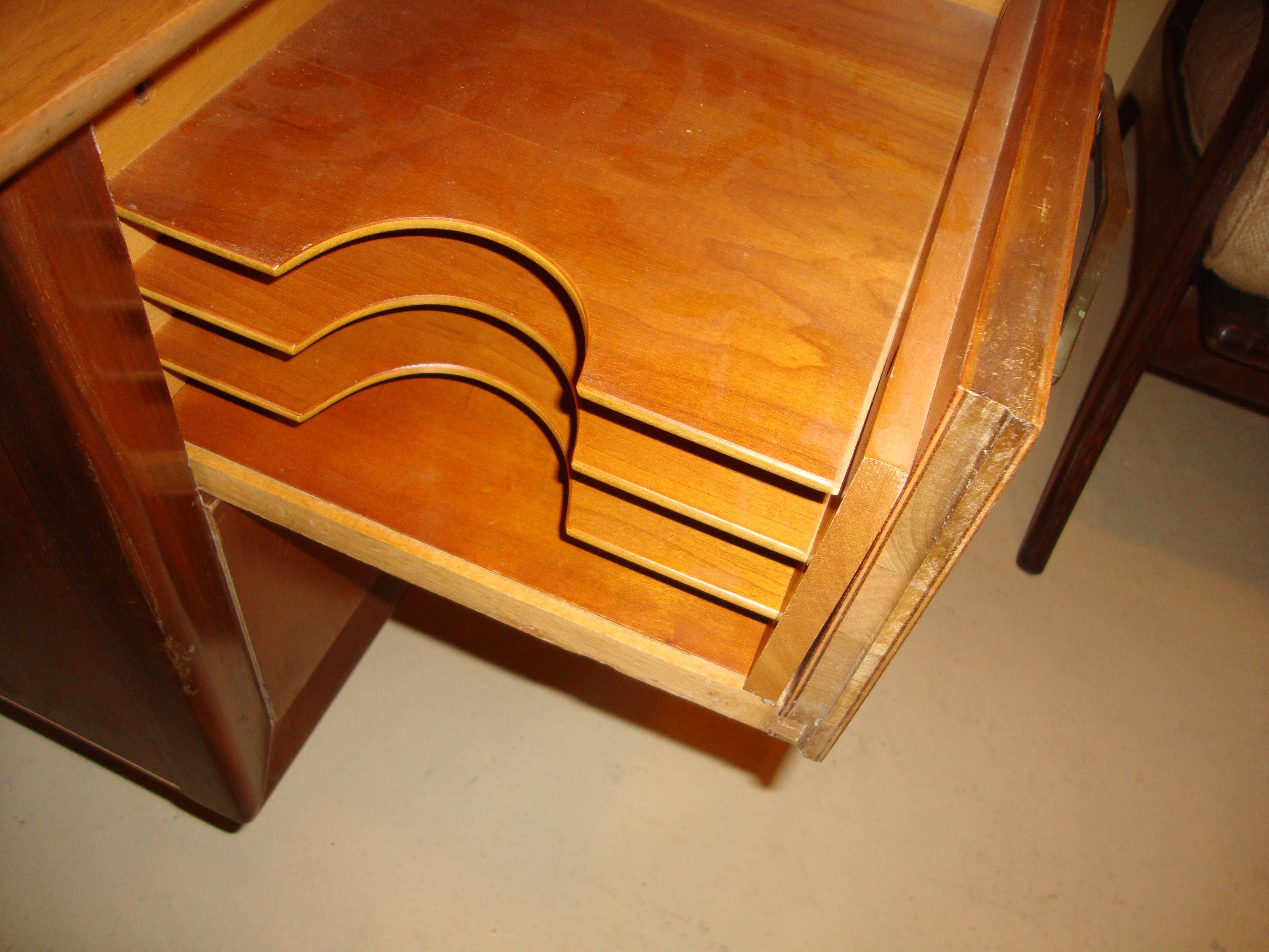 Mid-Century Danish Modern Knee Hole Desk In Good Condition In Stamford, CT
