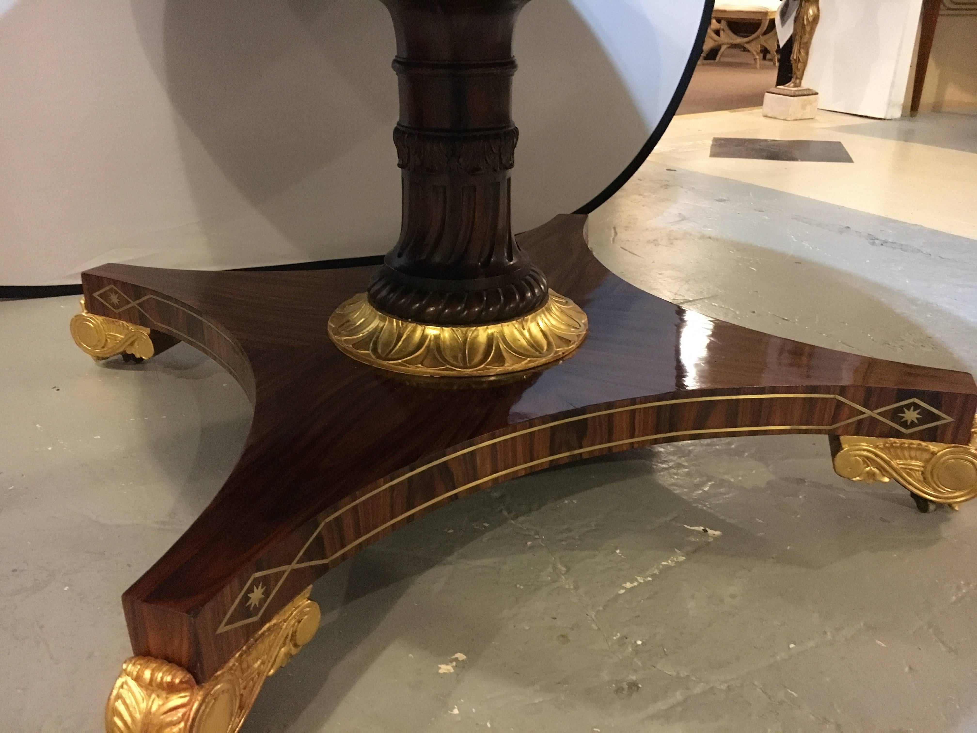 Néoclassique Table à bascule incrustée en boule de style néoclassique russe de la fin du XIXe et du début du XXe siècle en vente