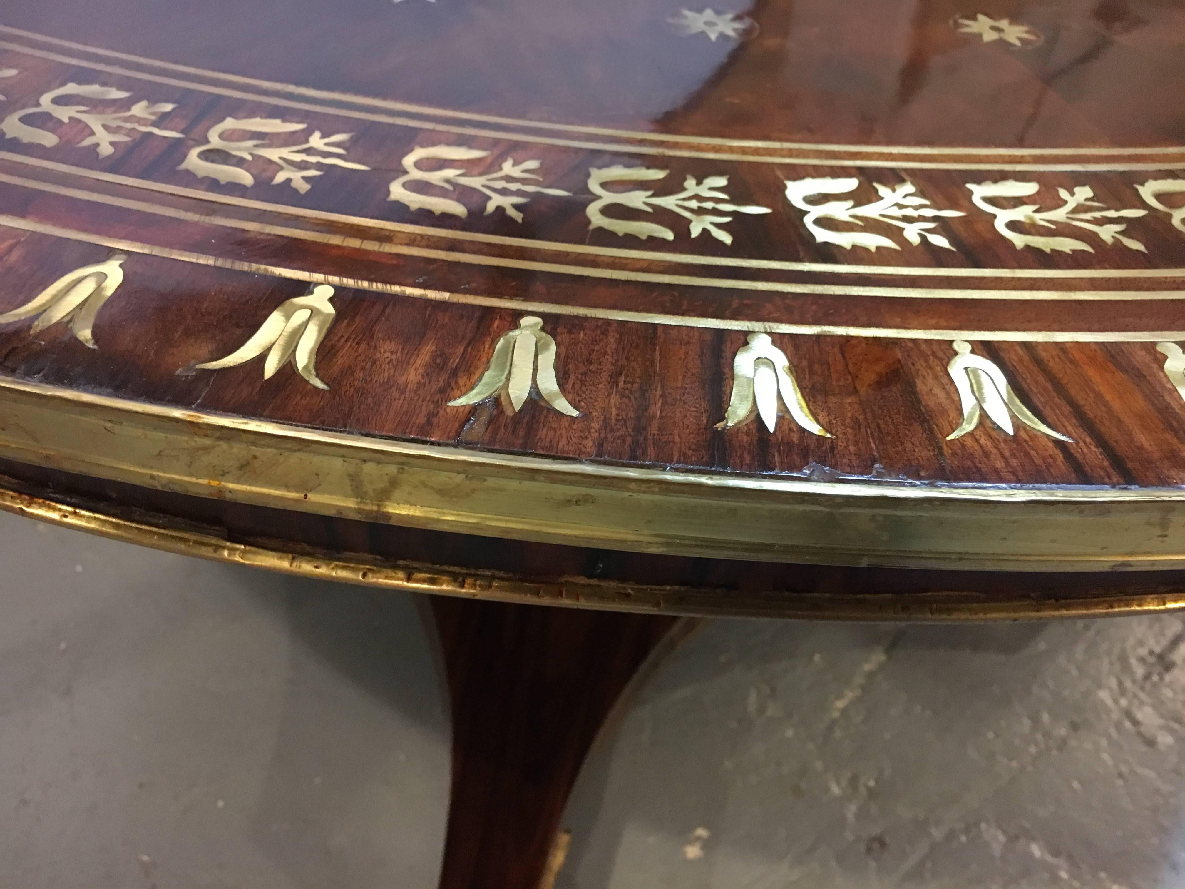 Table à bascule incrustée en boule de style néoclassique russe de la fin du XIXe et du début du XXe siècle Bon état - En vente à Stamford, CT