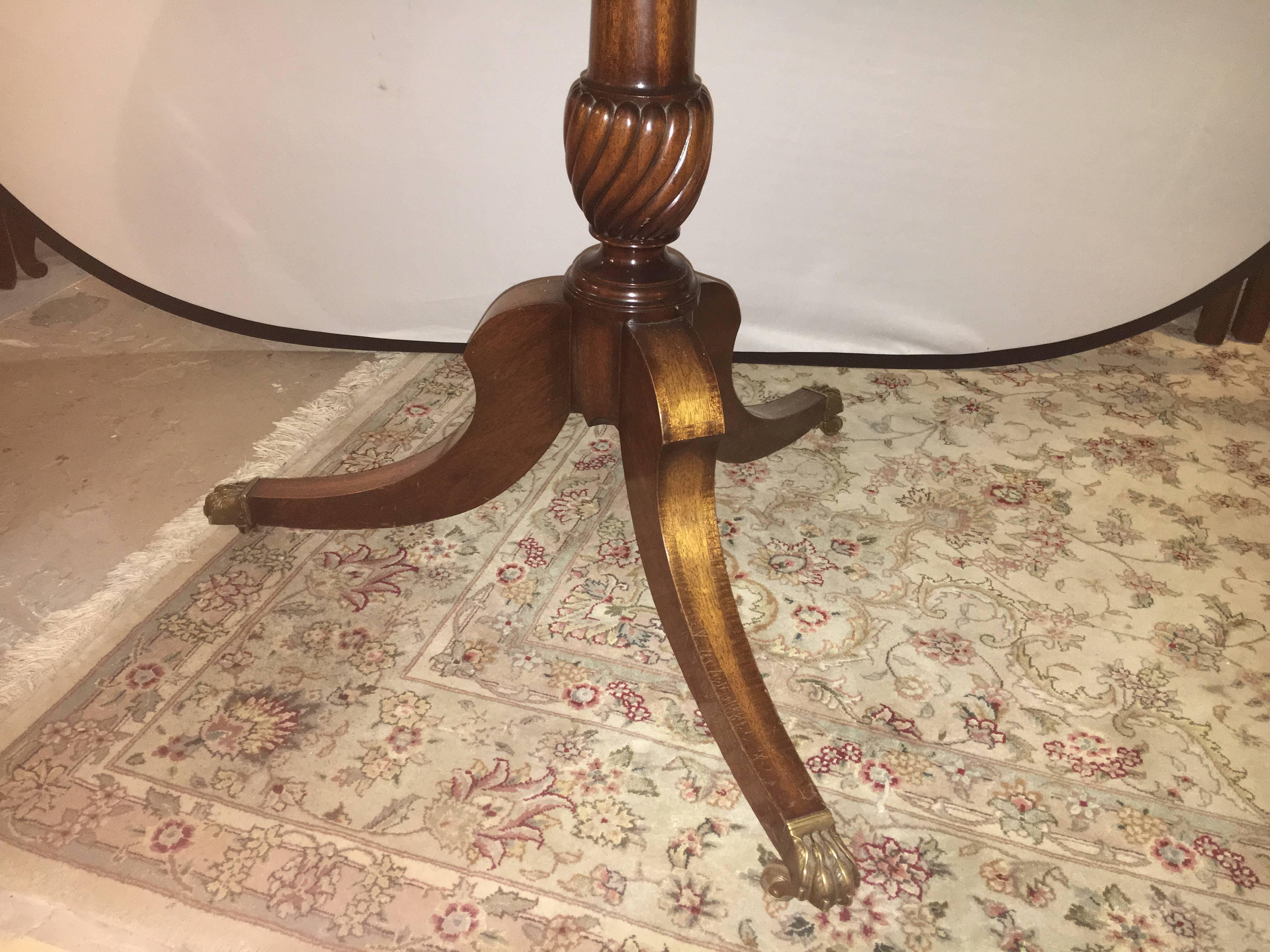 Georgian Style Mahogany Satinwood Banded Dining Table W Three Leaves In Good Condition In Stamford, CT