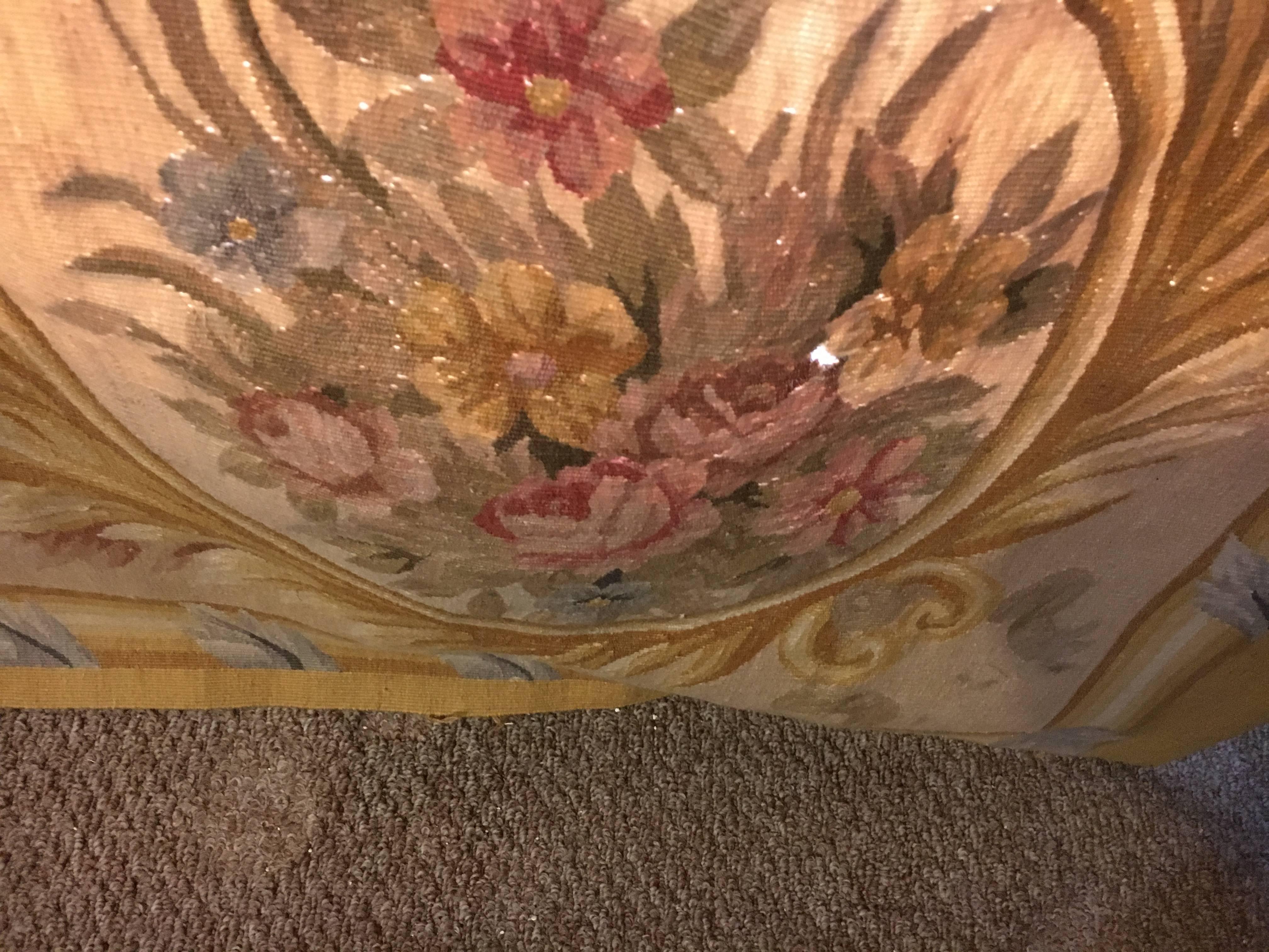 Mit wunderbar lebendigen und farbenfrohen Blumen, Blättern und Ranken auf einem beigefarbenen Hintergrund wird dieser fein gewebte Wandteppich jedem Raum, in den er gelegt oder gehängt wird, Glanz verleihen.