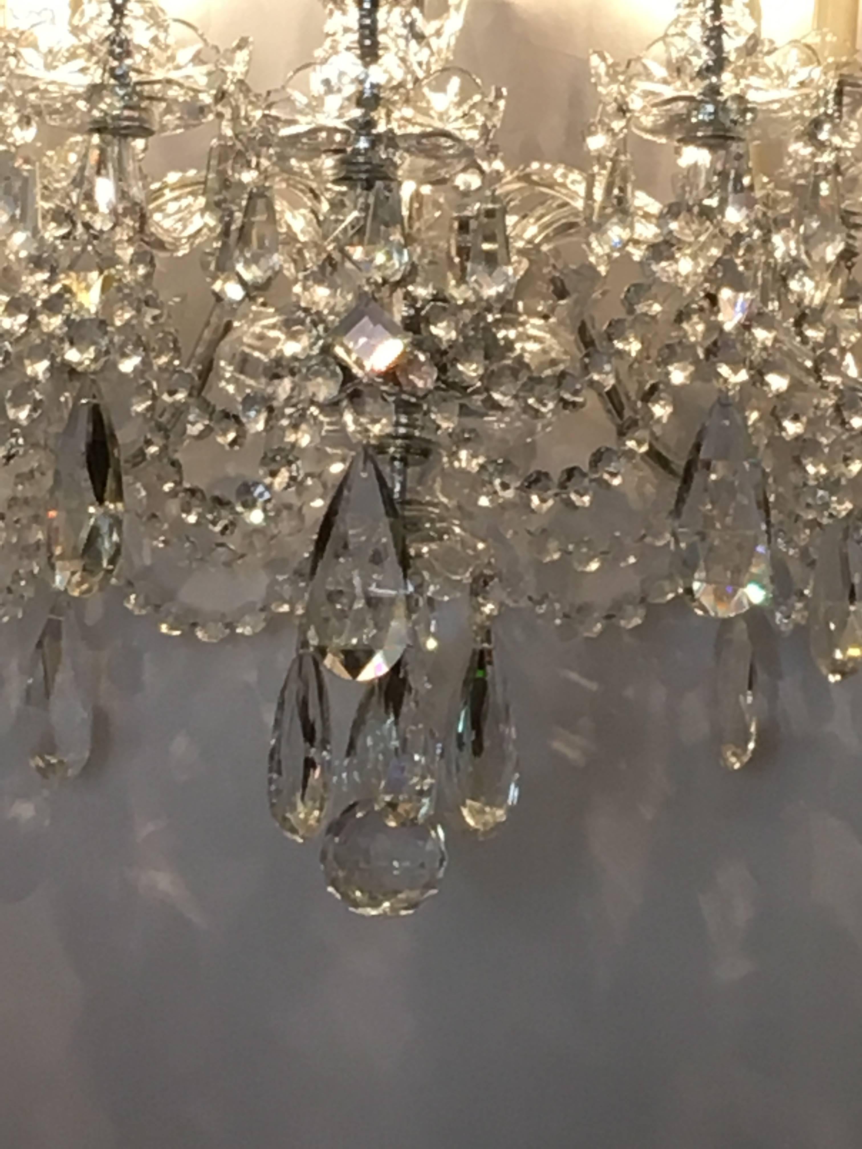 Ten-Light Cut Crystal Georgian Style Chandelier In Good Condition In Stamford, CT