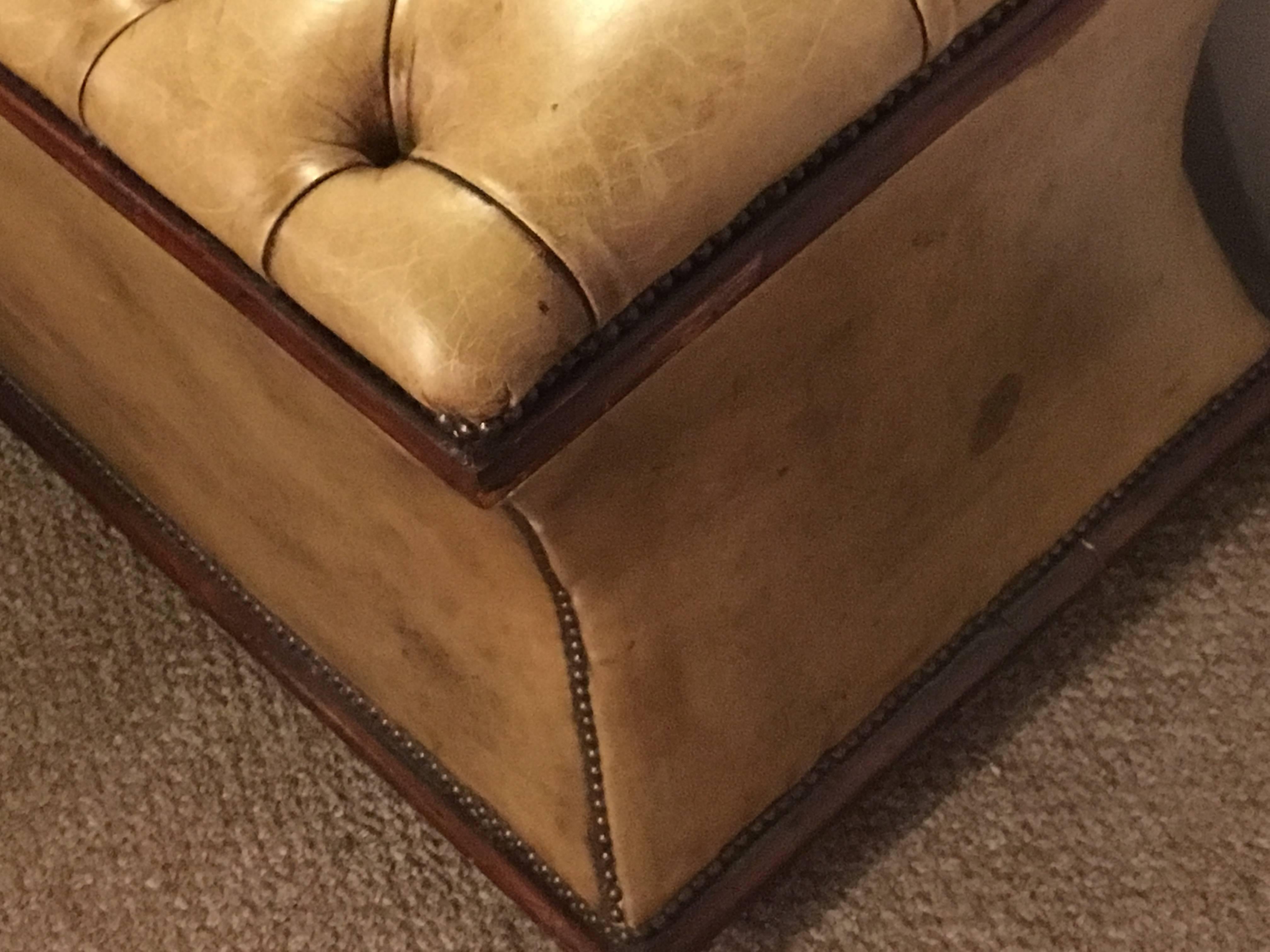 Antique English Tufted Leather Storage Chest or Dowry In Good Condition In Manhasset, NY