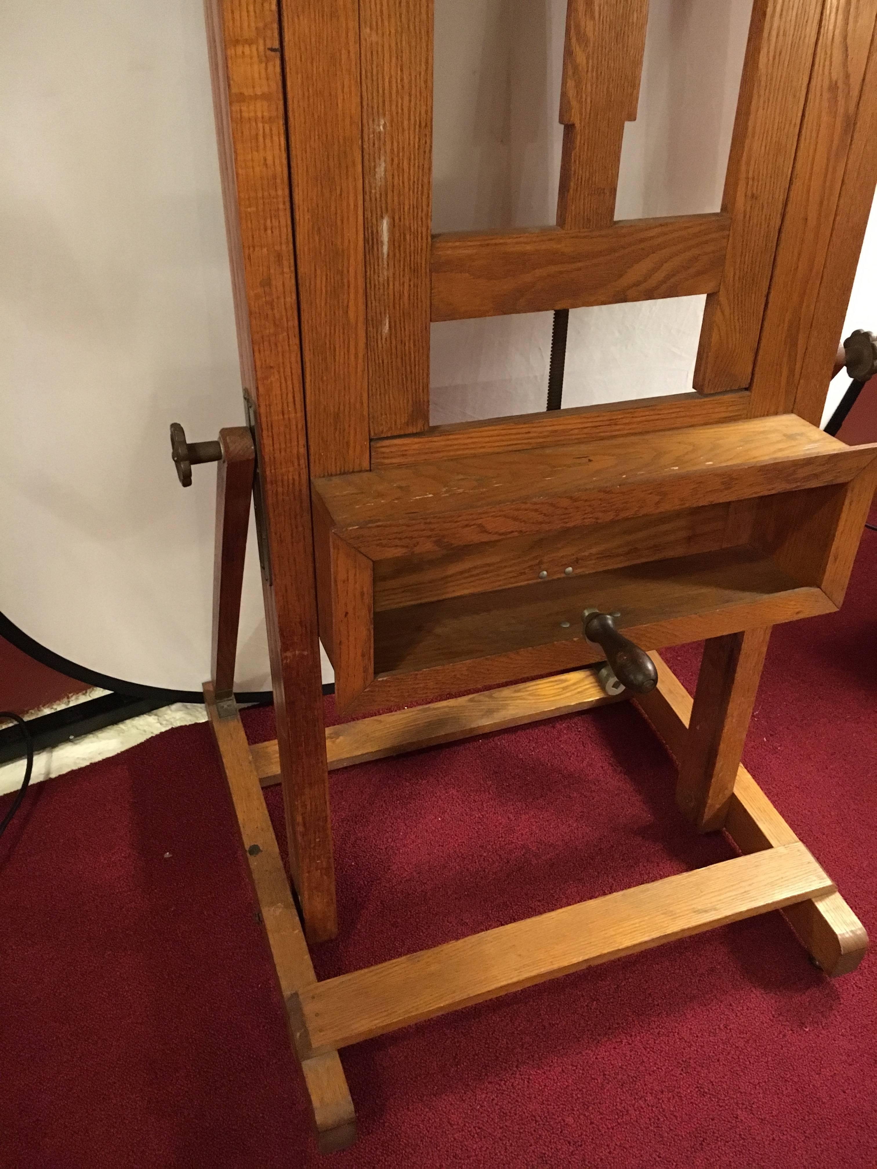 A vintage Mission tiger oak painting easel. This strong and study painting or art easel is of vintage form most likely circa 1930s or 1940s. Having all working and shifting metal parts. The sides, top and bottom all crank up and down. This is a sure