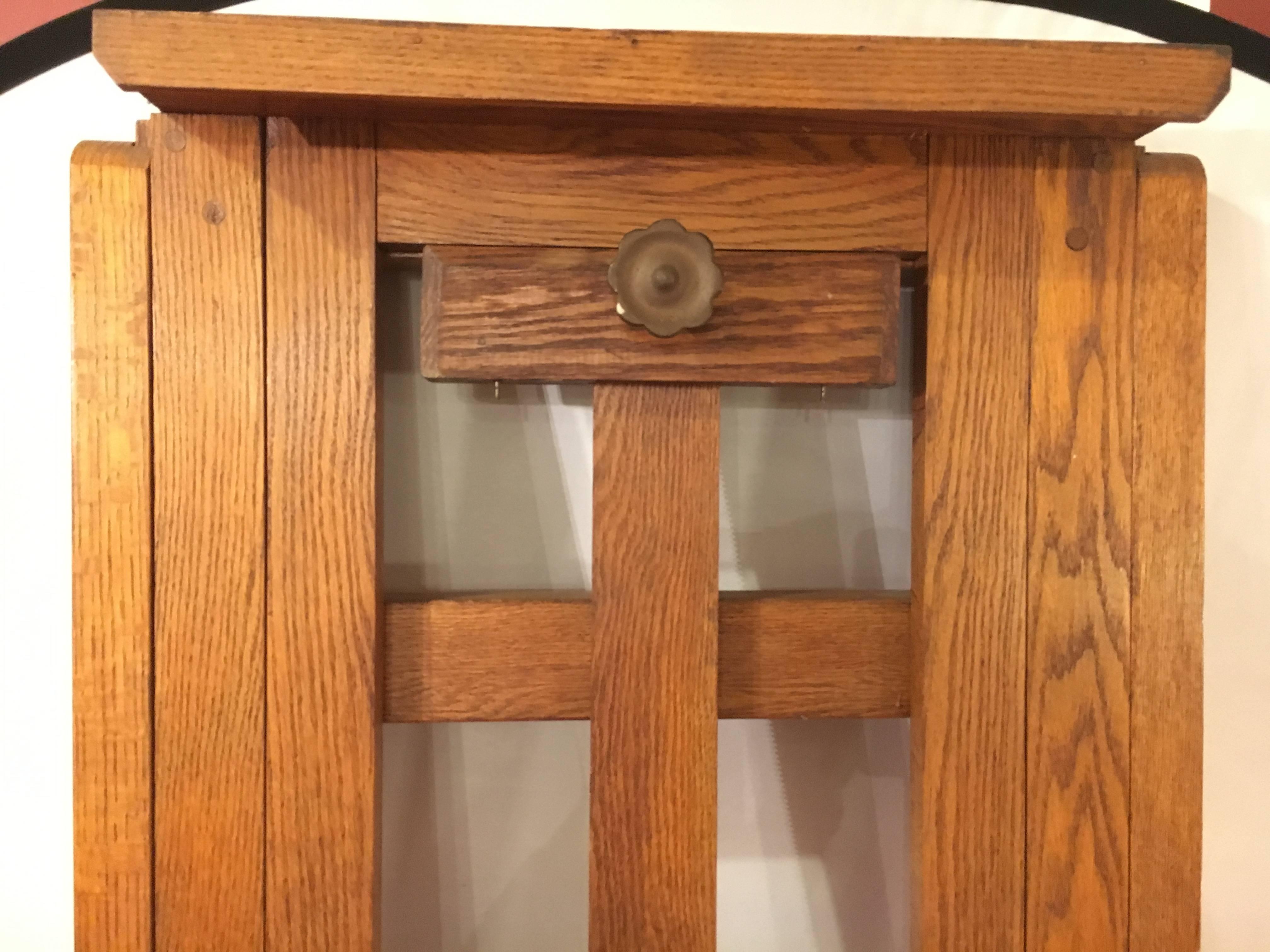 Vintage Mission Tiger Oak Painting Easel In Good Condition In Manhasset, NY