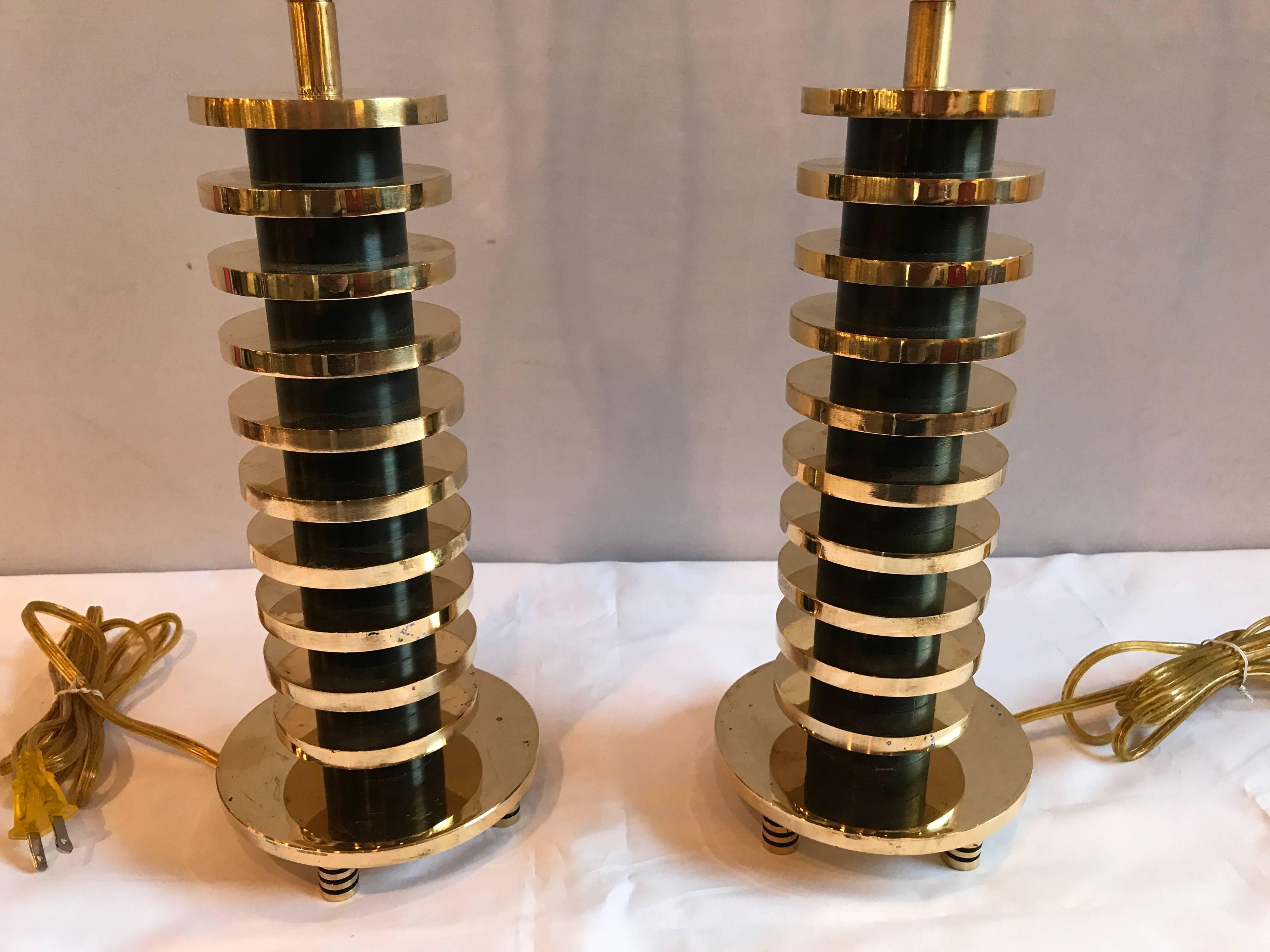 Pair of Brass and Metal Disk Shaped Mid-Century Modern Table Lamps In Good Condition In Stamford, CT