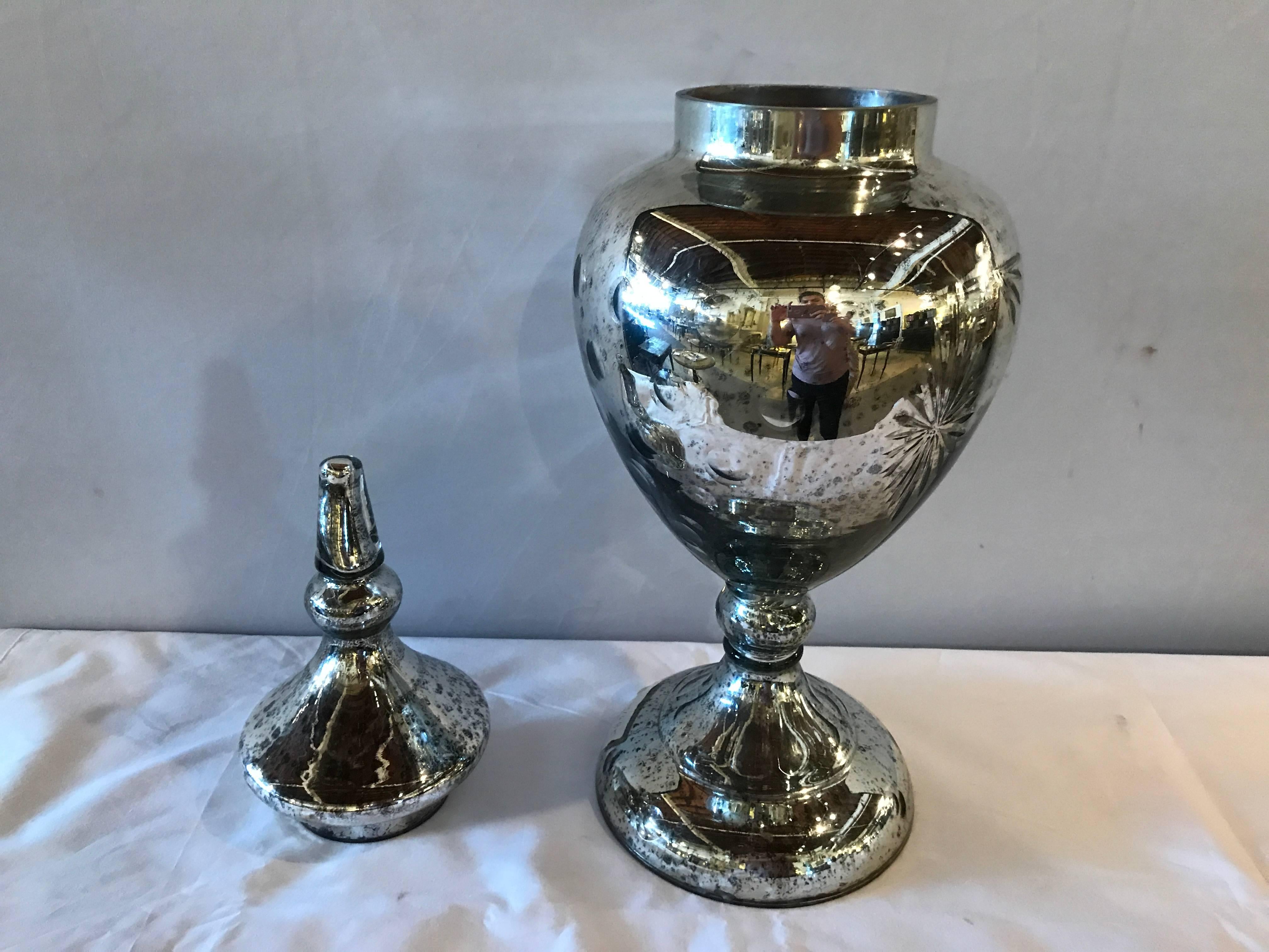 Hollywood Regency Style Decorative Mercury Glass Silver Etched Lidded Urn, Pair In Good Condition In Stamford, CT