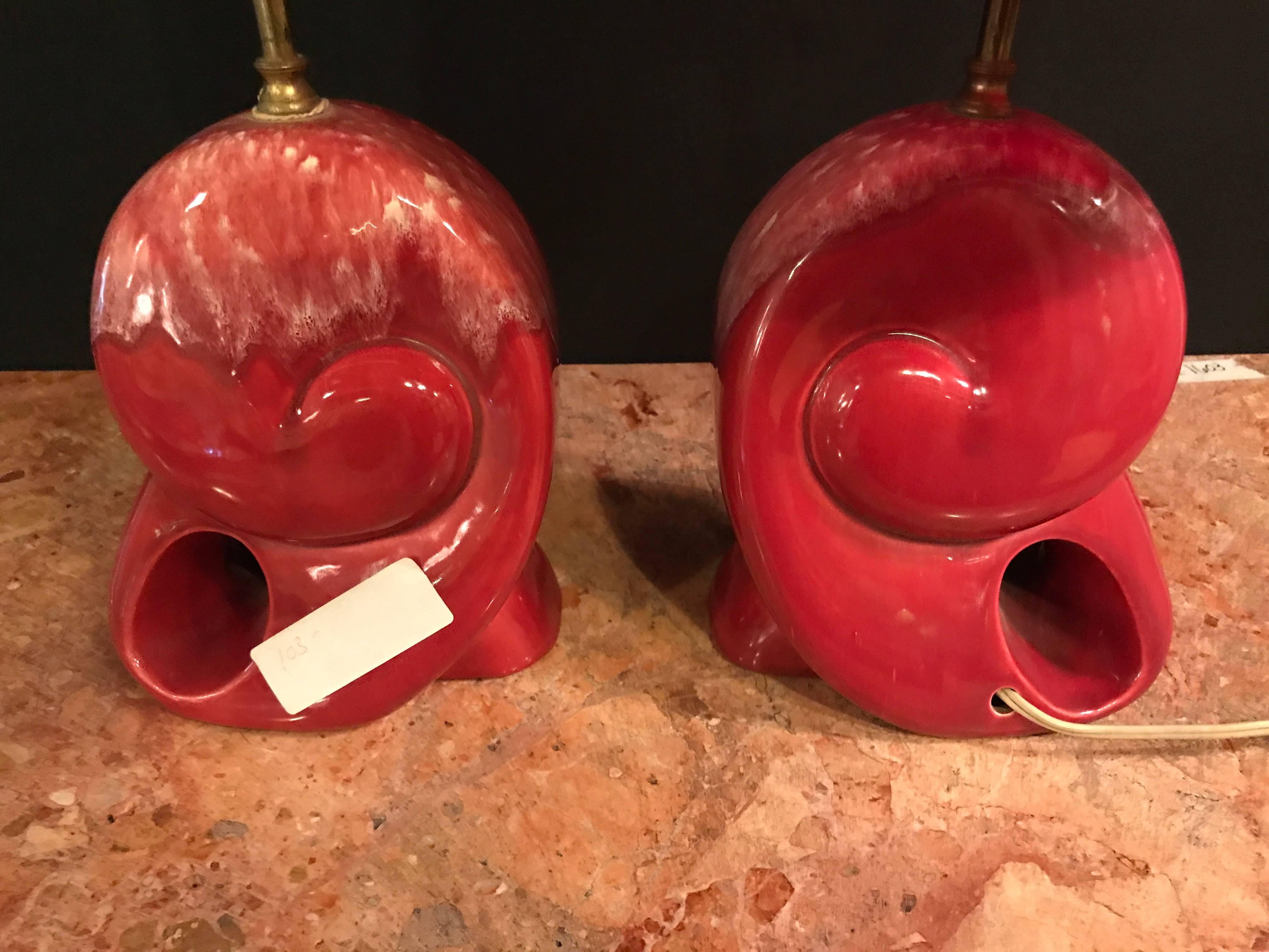 Pair of Red Mid-Century Modern Shell Form Table Lamps In Good Condition In Stamford, CT