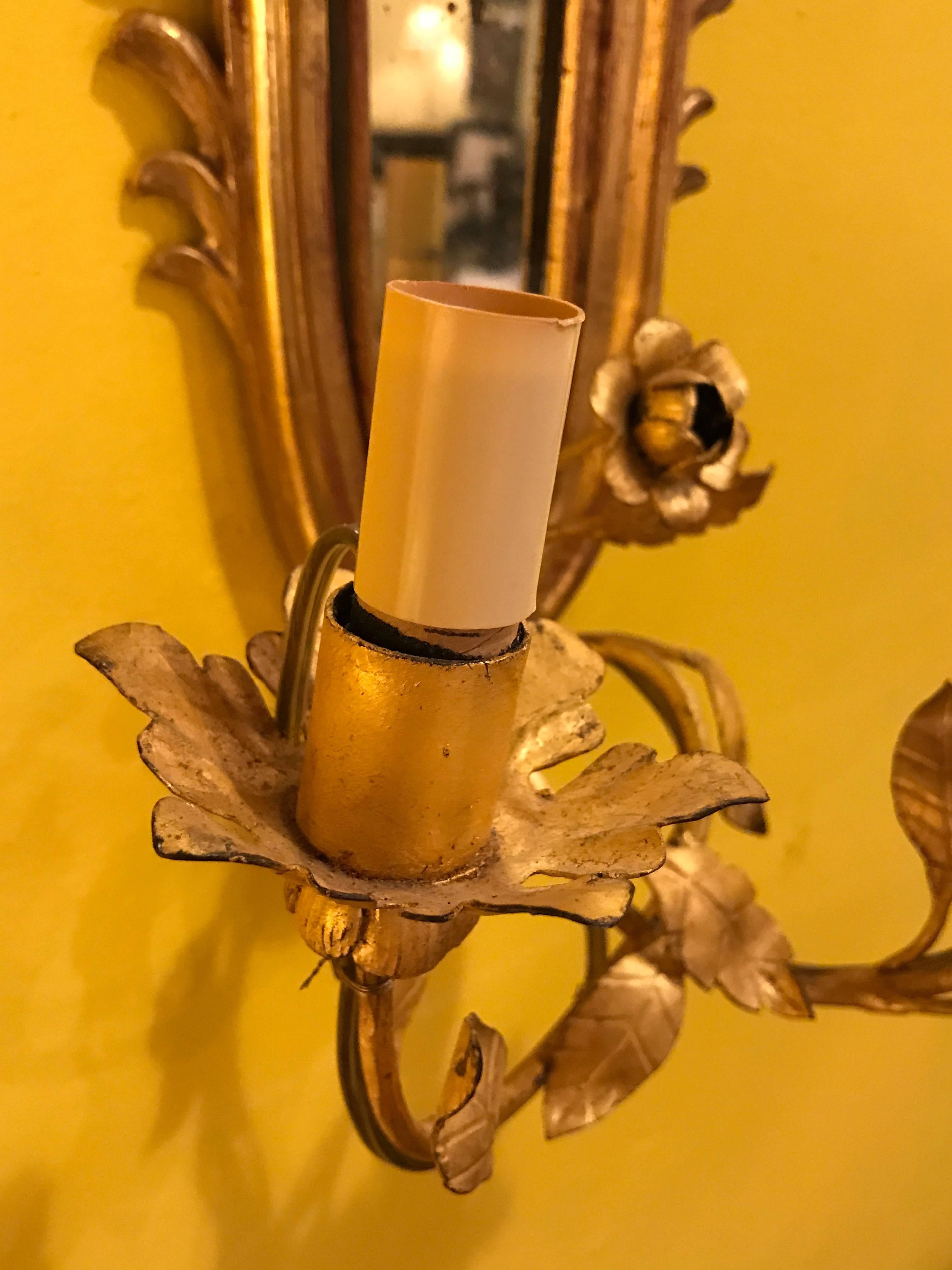 Coppia di appliques francesi del XIX secolo in legno dorato con retro a specchio in vendita 1