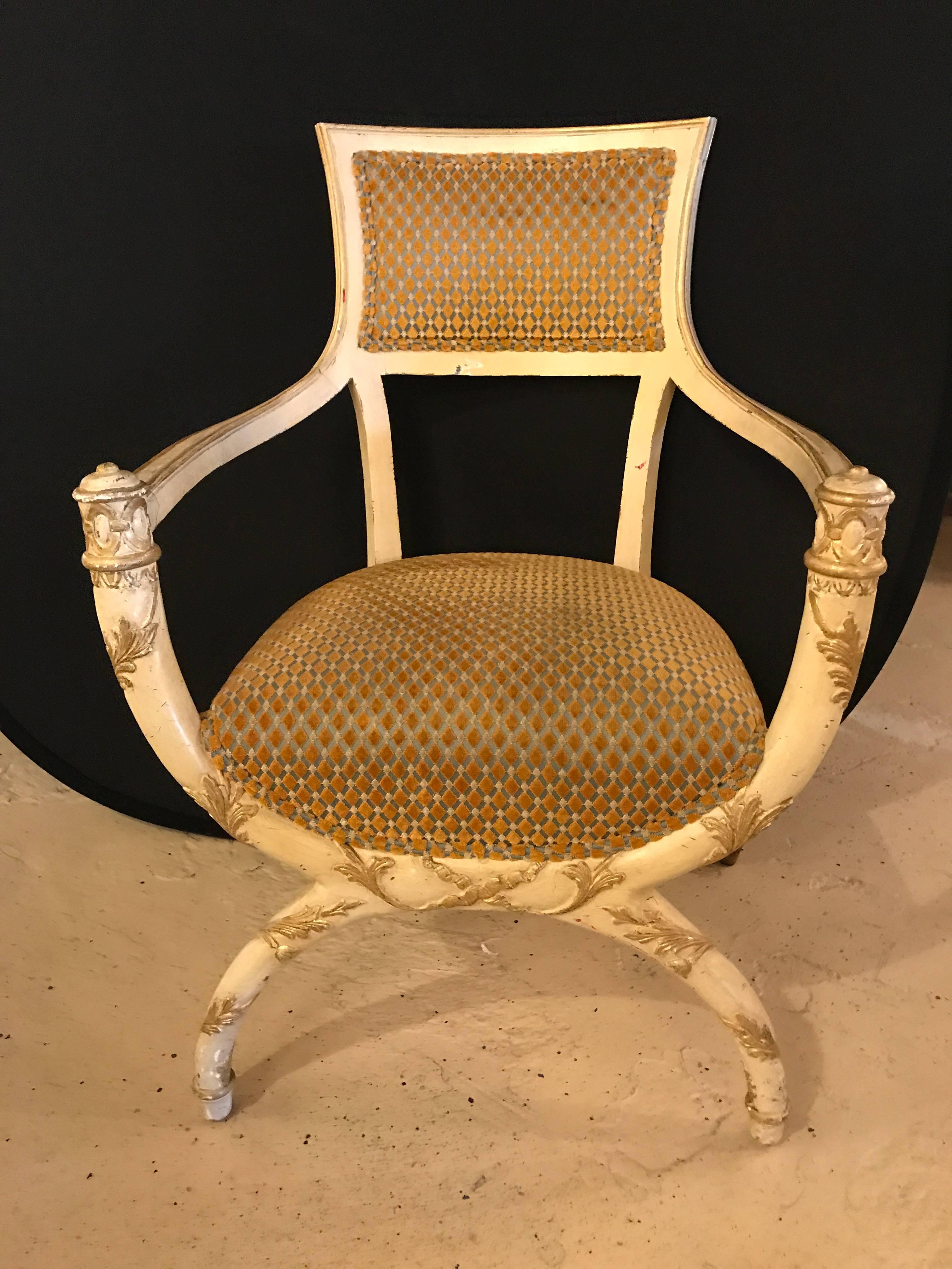 Fein geschnitzter Fauteuil, der Maison Jansen zugeschrieben wird, in seiner ursprünglichen Ausführung. Dieser wundervoll geschnitzte und vergoldete, bemalte Sessel aus der Hollywood-Regency-Ära ist eine wunderbare Ergänzung für jeden Raum in Ihrem