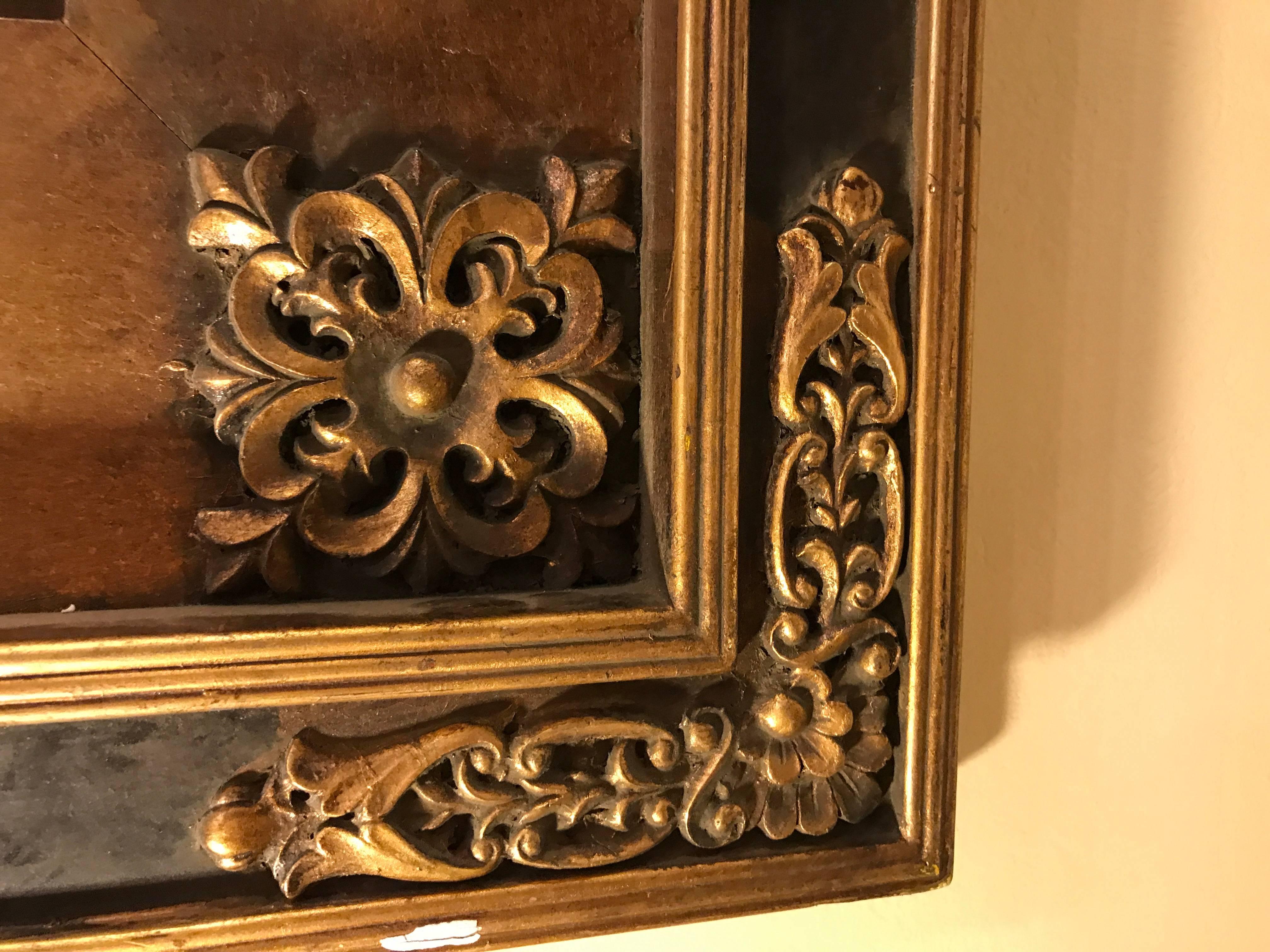 Un raffinato dipinto a olio su tela firmato Kitty Young, raffigurante una veduta della città al tramonto. Questo pezzo è incorniciato in una cornice dorata in legno intagliato, delimitata da una cornice esterna in ebano e dorata con intagli in legno