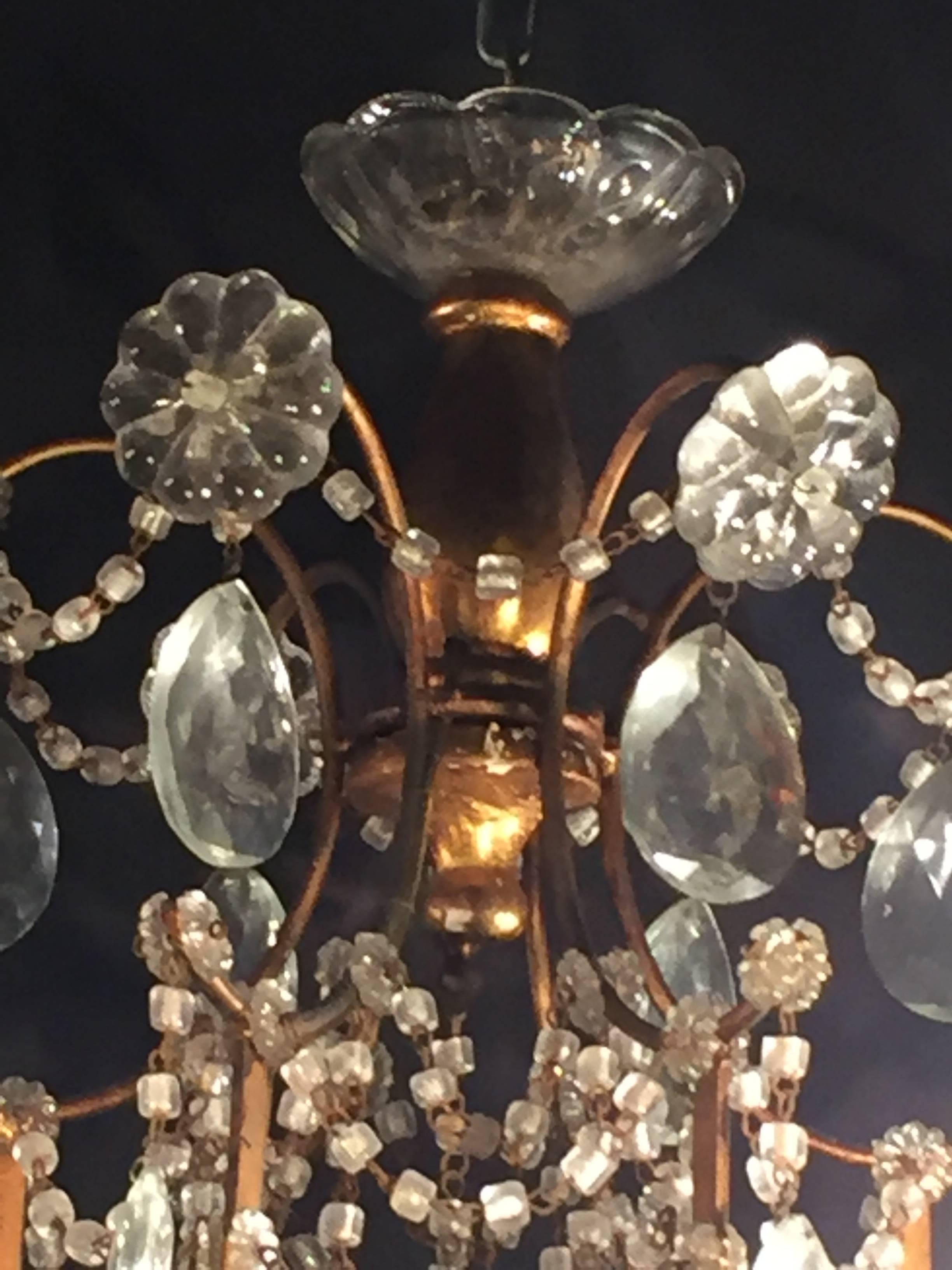 Pair of 1920s Crystal and Gilded Wood Italian Chandeliers In Good Condition In Stamford, CT