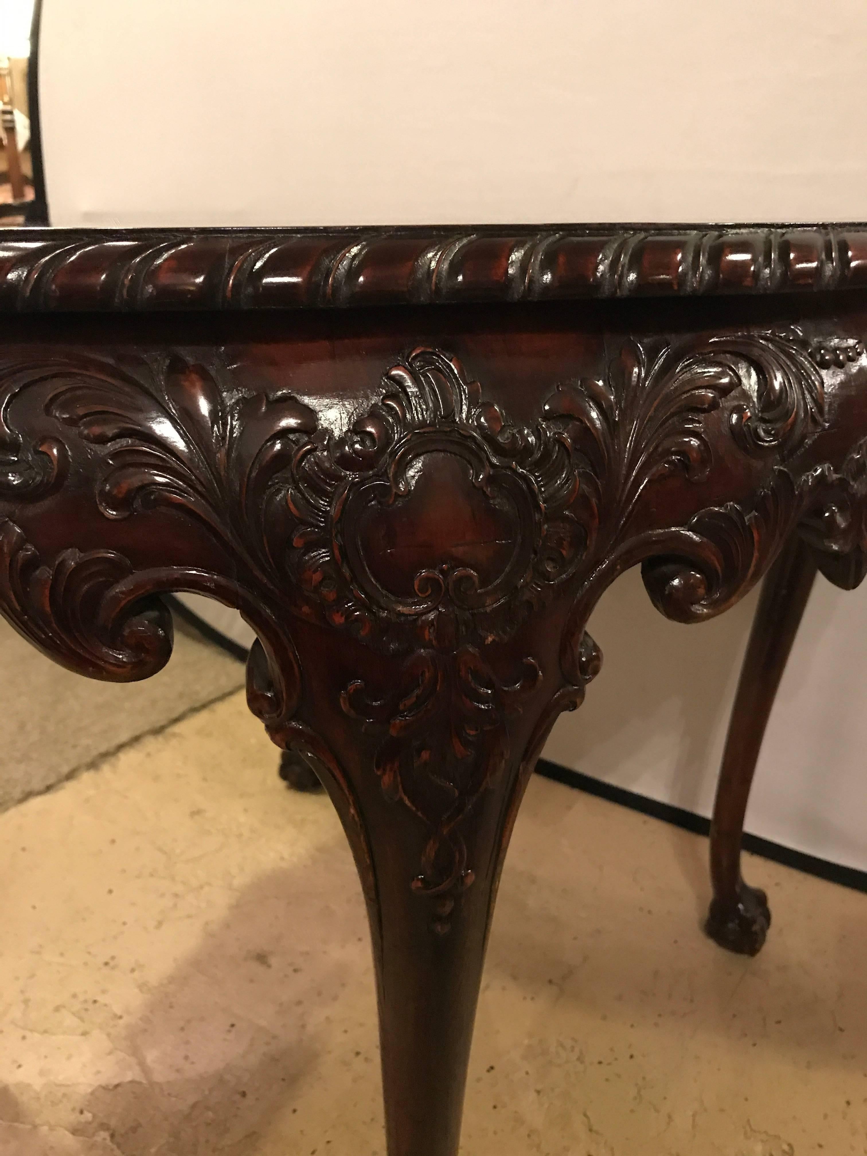 20th Century Georgian Centre Table, Circular on Ball and Claw Feet with Cabriole Legs For Sale