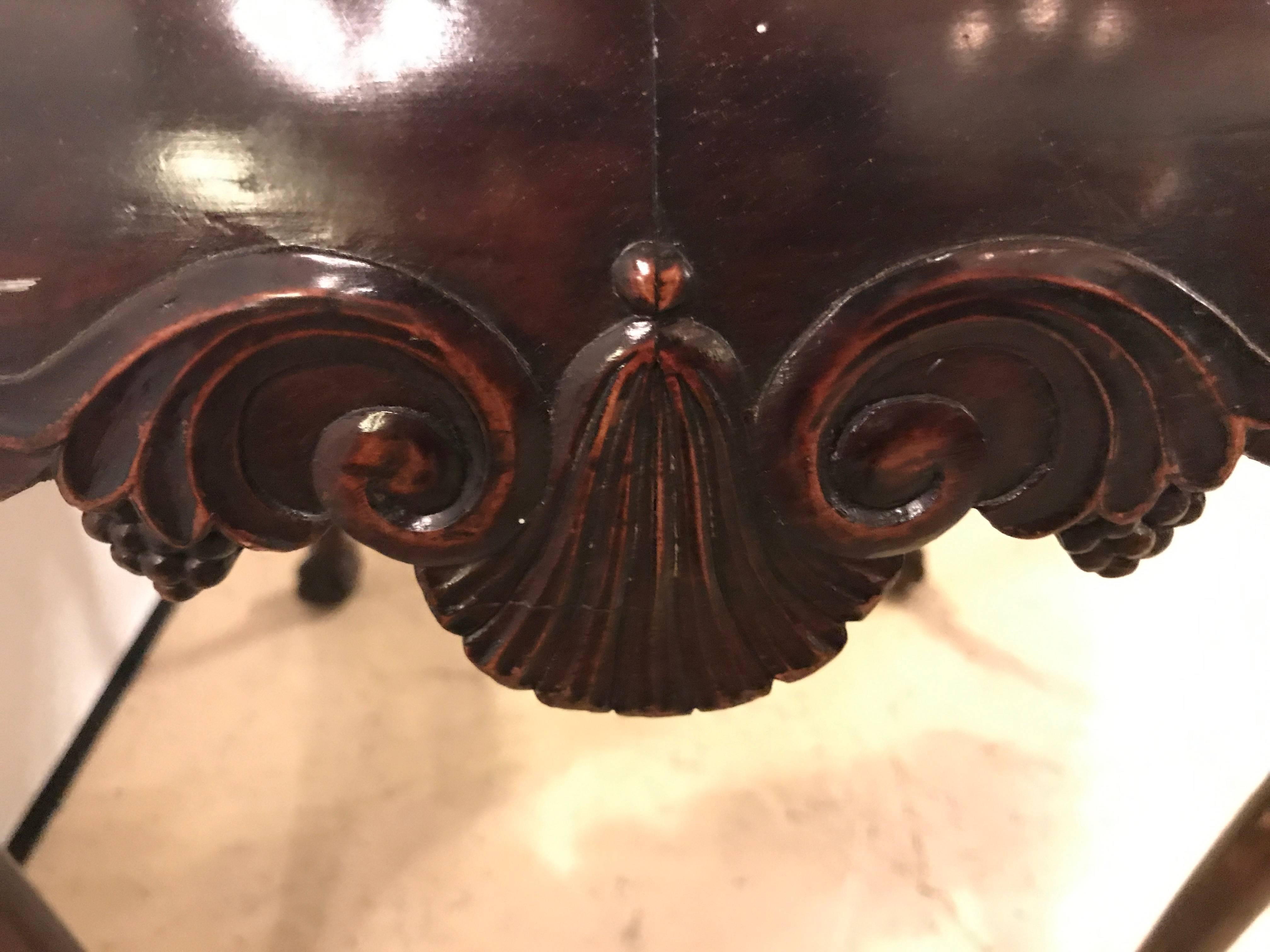 Wood Georgian Centre Table, Circular on Ball and Claw Feet with Cabriole Legs