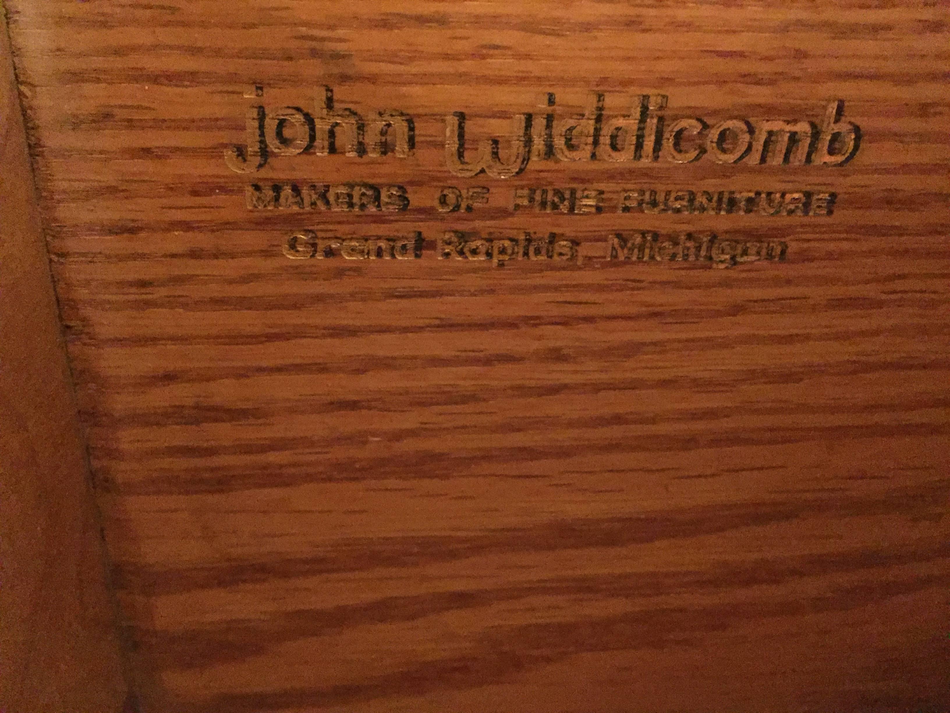 Paar bemalte Bomben-Kommoden mit Marmorplatte von John Widdicomb (20. Jahrhundert) im Angebot